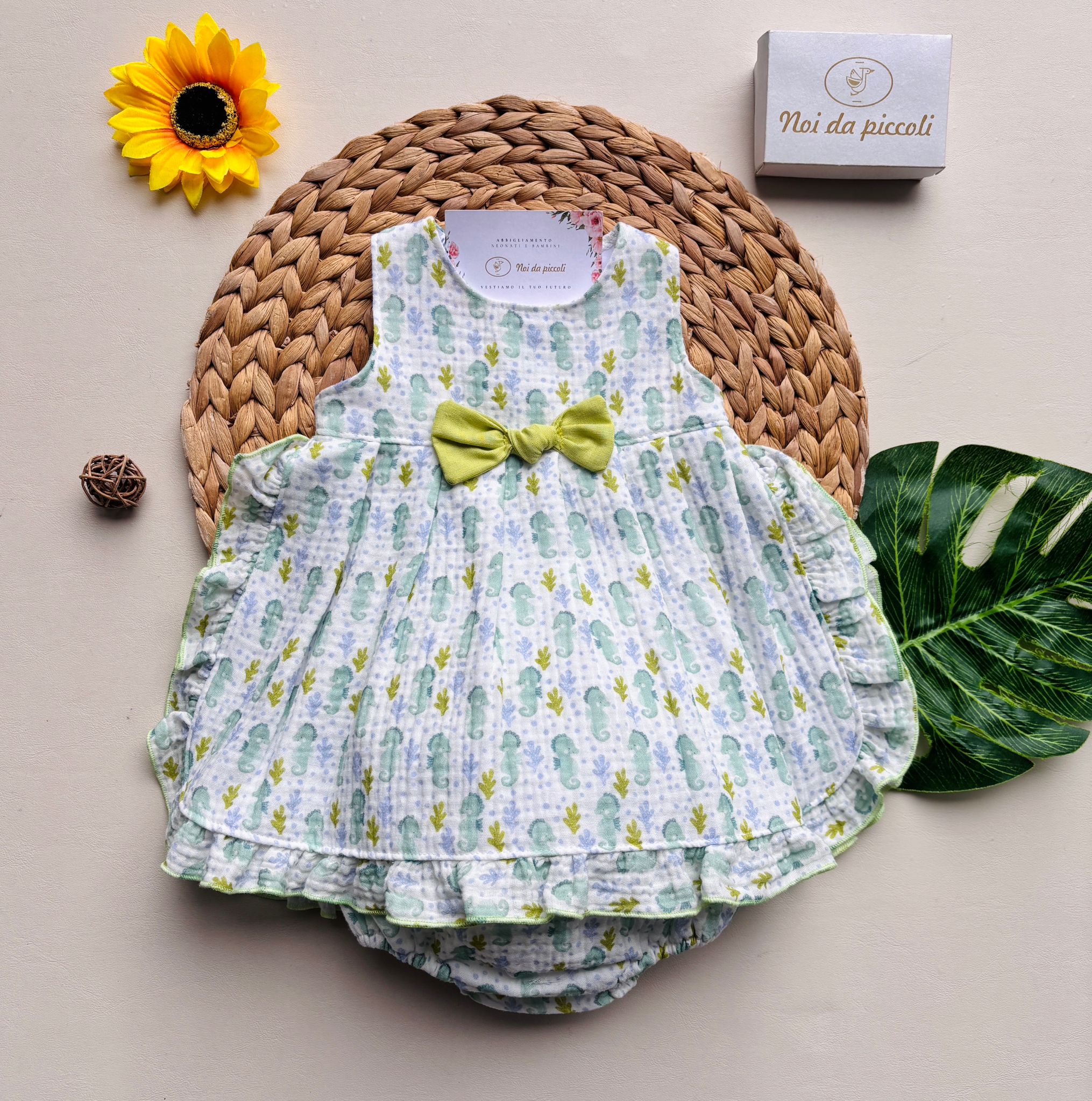 VESTINA IN COTONE CON ANIMALINI E FIOCCHETTO CENTRALE CON CULOTTINA ABBINATA VERDE - Noi da piccoli