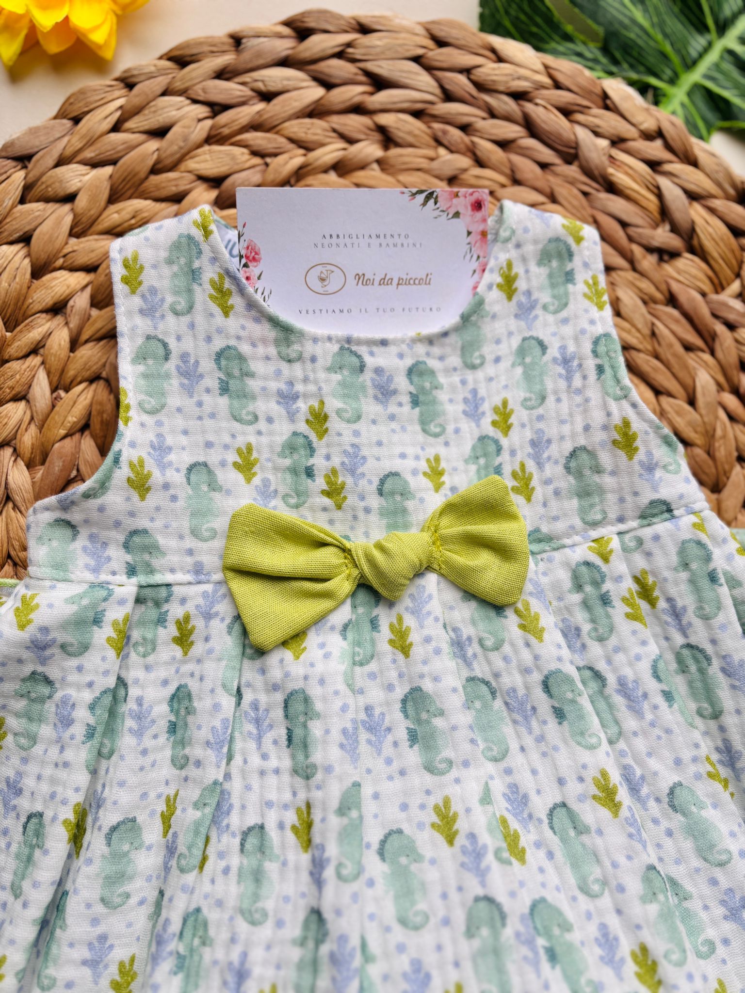 VESTINA IN COTONE CON ANIMALINI E FIOCCHETTO CENTRALE CON CULOTTINA ABBINATA VERDE - Noi da piccoli