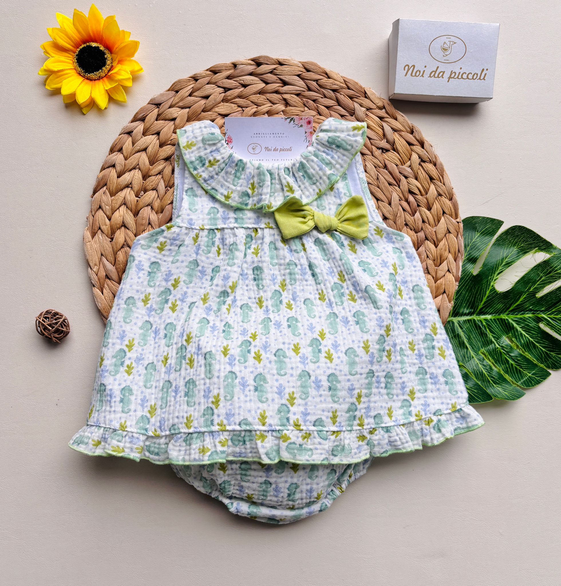 VESTINA IN COTONE CON ANIMALINI E FIOCCHETTO LATERALE CON CULOTTE ABBINATA VERDE - Noi da piccoli