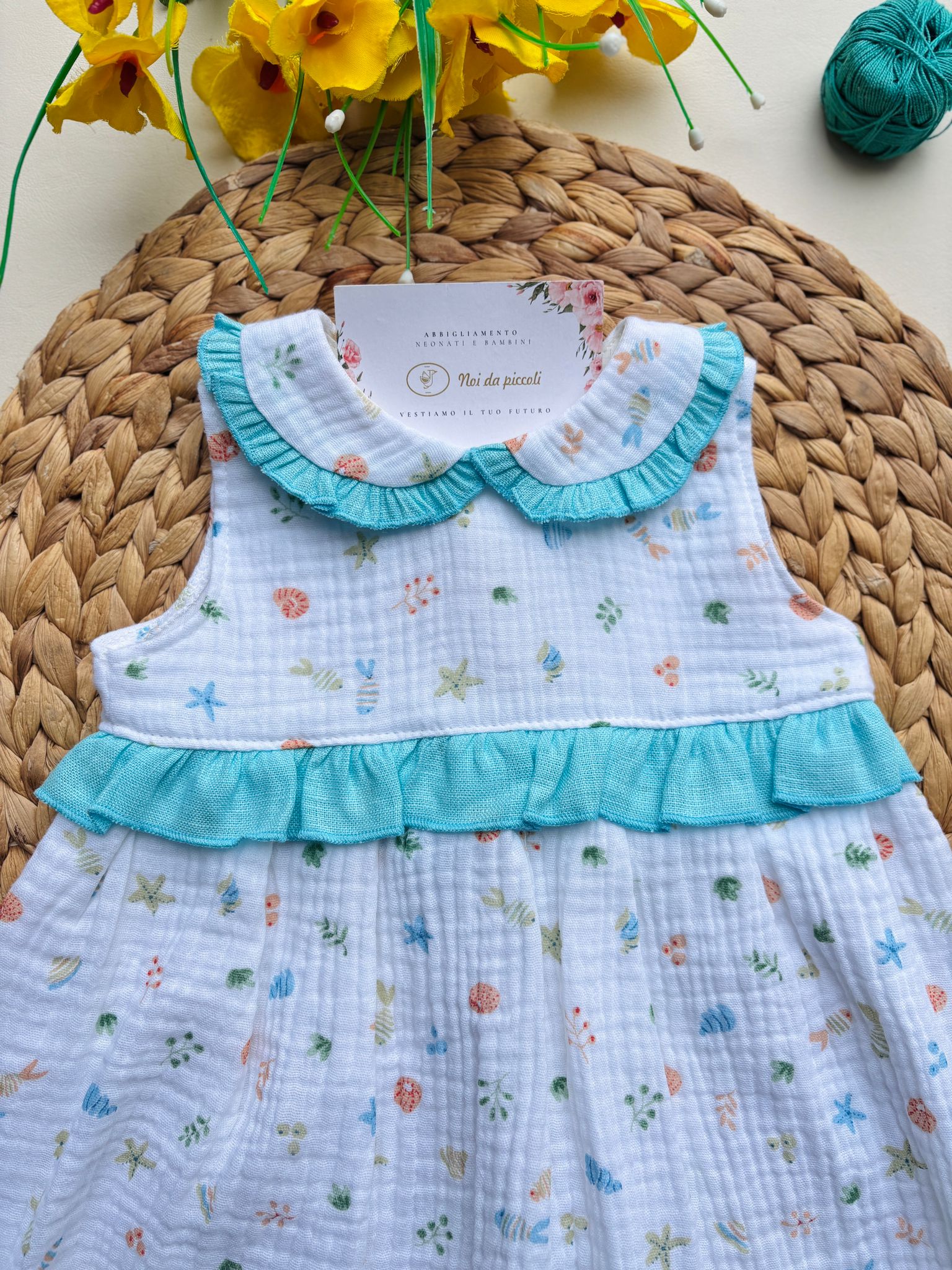 VESTINA IN COTONE CON DISEGNINI COLORATI E FASCIA CENTRALE A RICCIO TURCHESE - Noi da piccoli