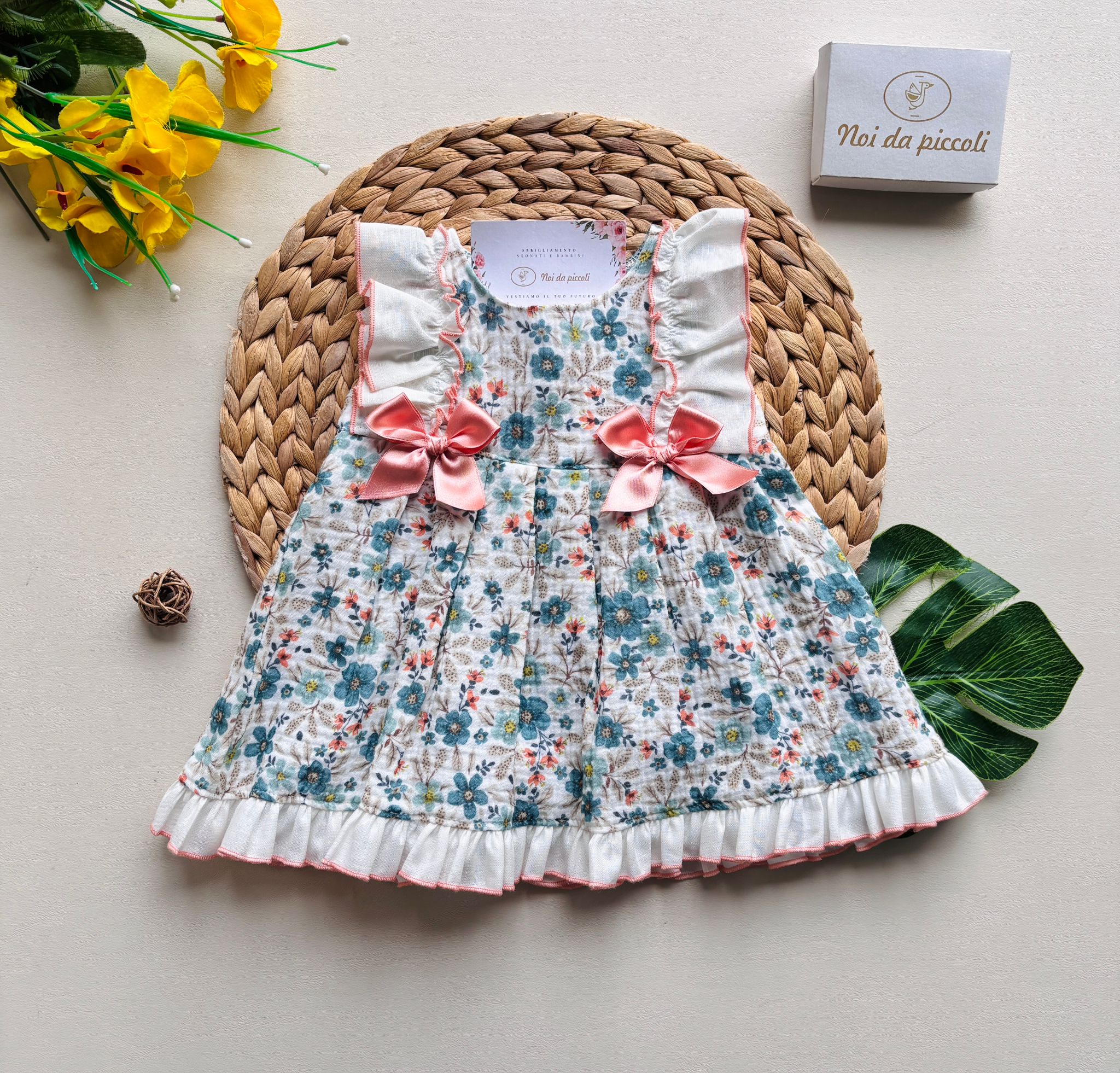 VESTINA IN COTONE CON FIORELLINI E FIOCCHETTINI SALMONE - Noi da piccoli