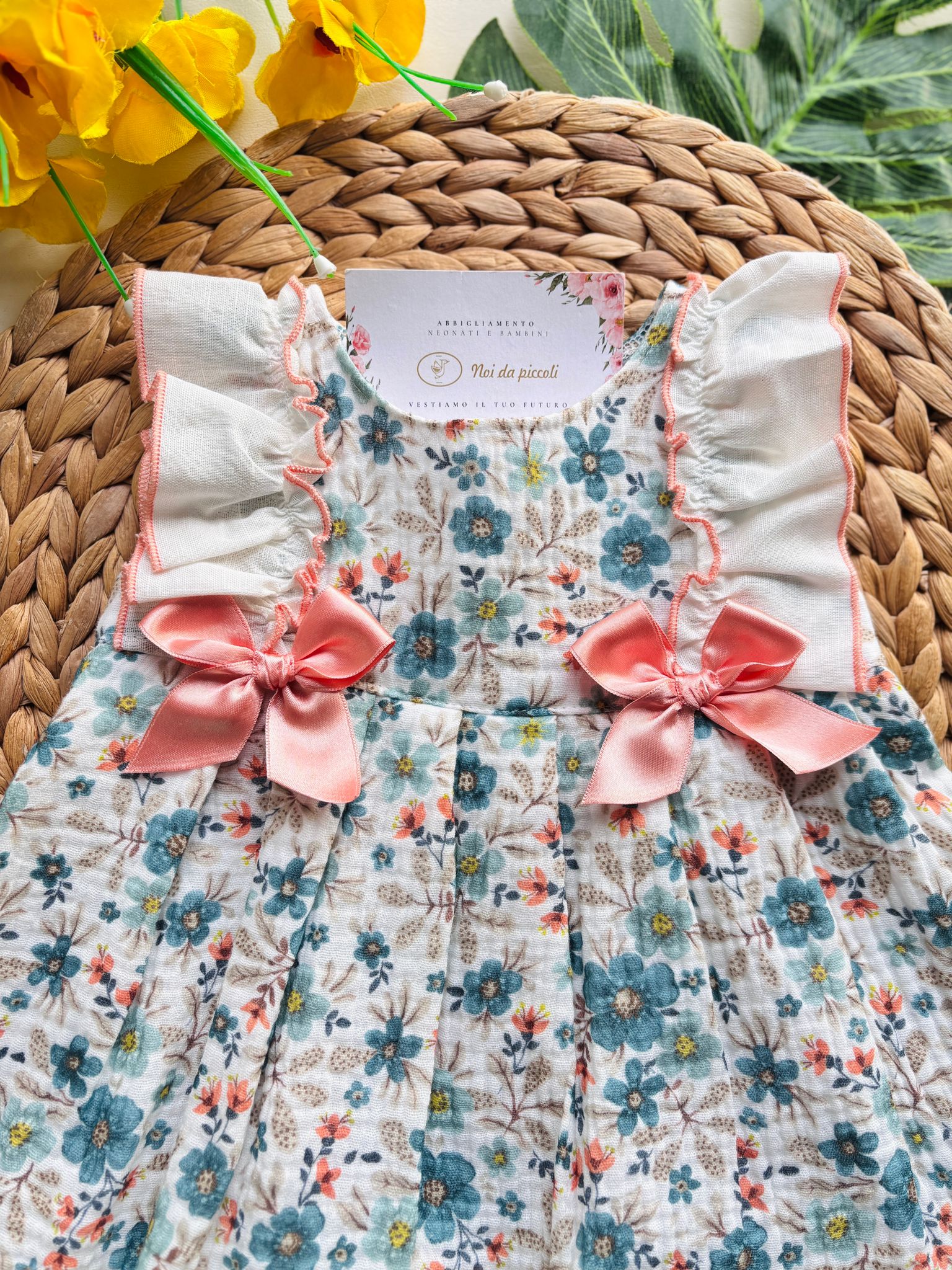 VESTINA IN COTONE CON FIORELLINI E FIOCCHETTINI SALMONE - Noi da piccoli