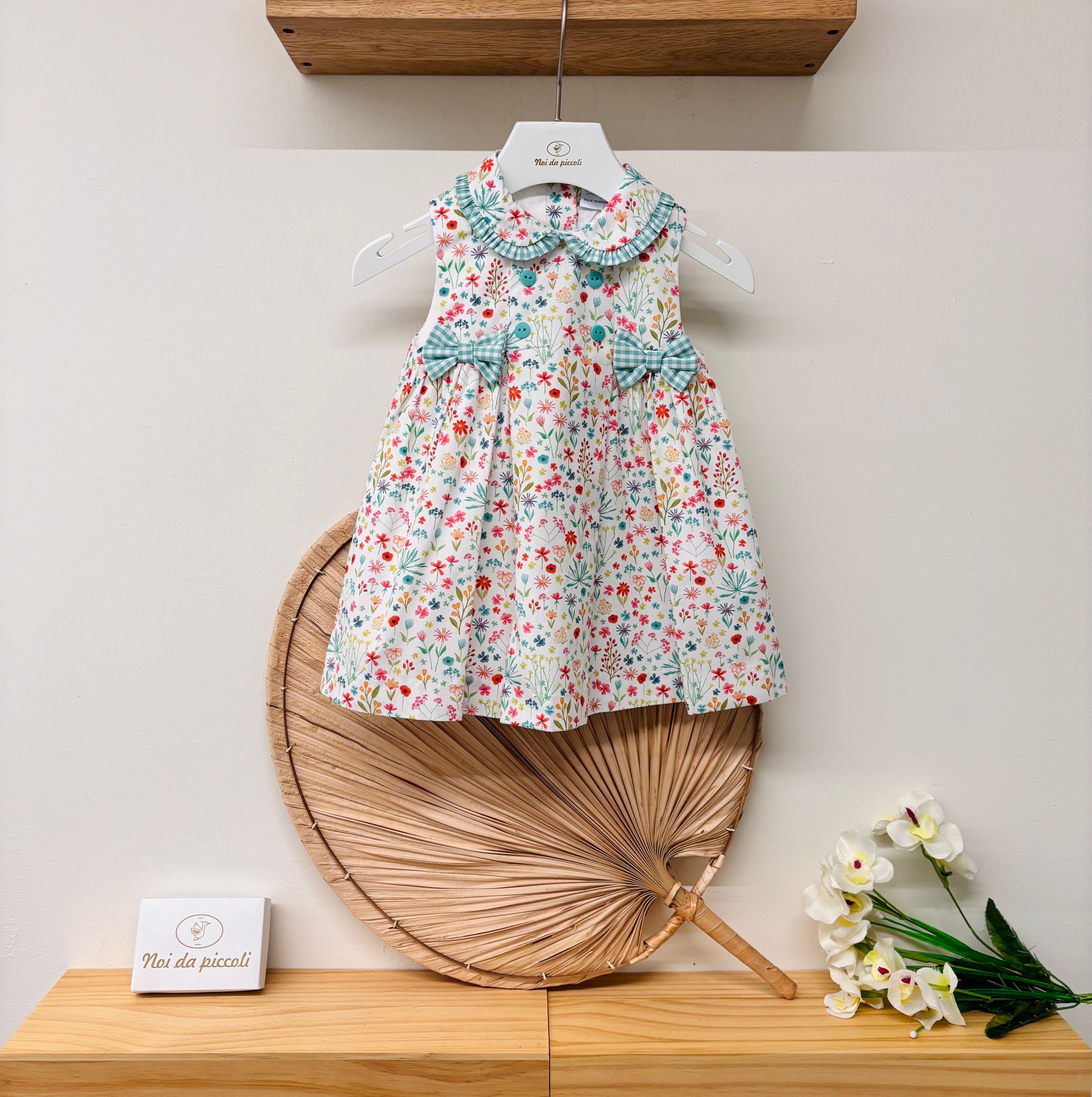 VESTINA IN COTONE CON FIORI E FIOCCHETTI VERDE - Noi da piccoli