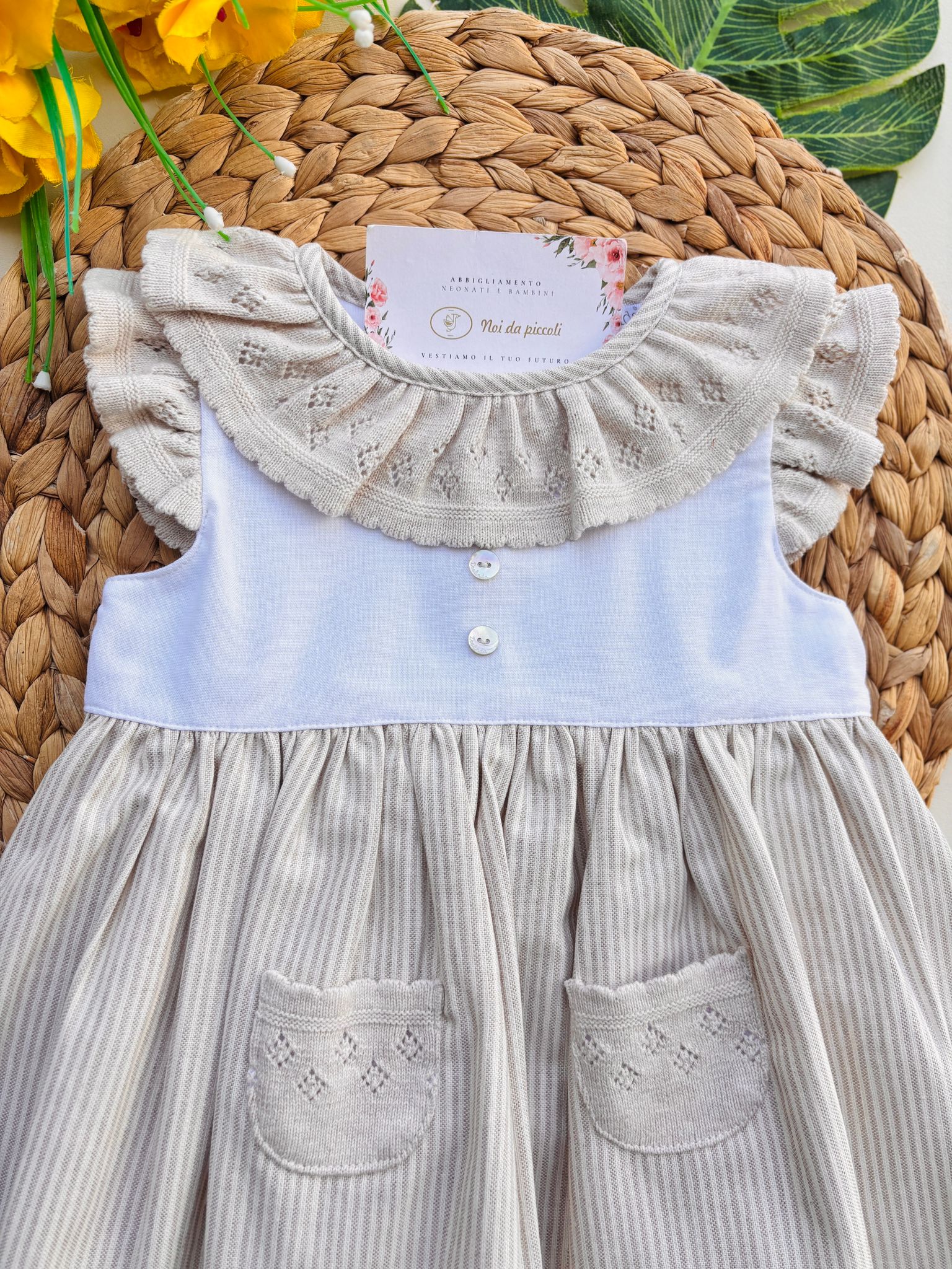 VESTINA IN COTONE CON RICAMI E RIGHE BEIGE - Noi da piccoli