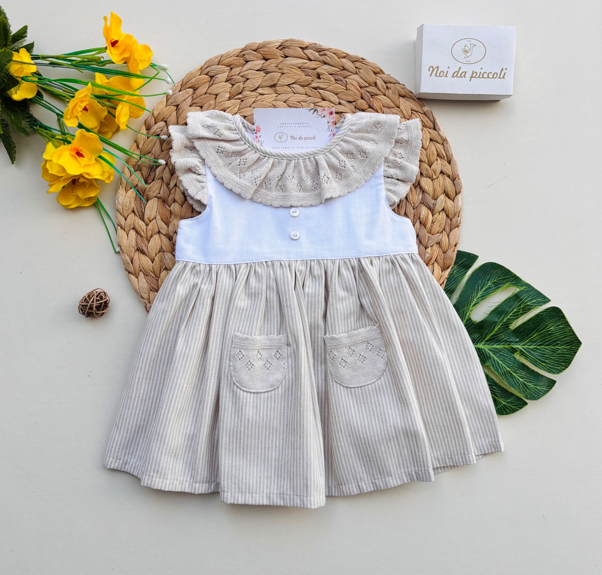 VESTINA IN COTONE CON RICAMI E RIGHE BEIGE - Noi da piccoli