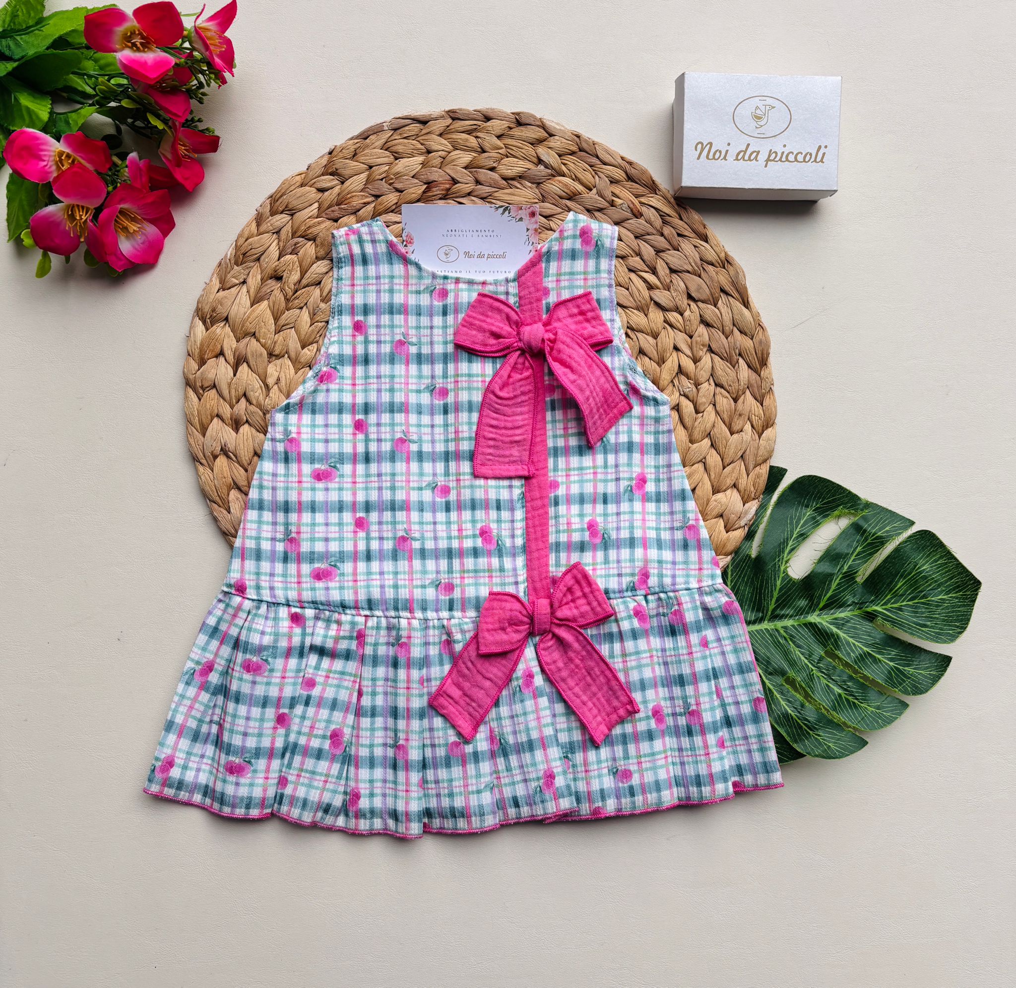 VESTINA IN COTONE E ACRILICO A QUADRONI E DUE FIOCCHETTI FUCSIA - Noi da piccoli