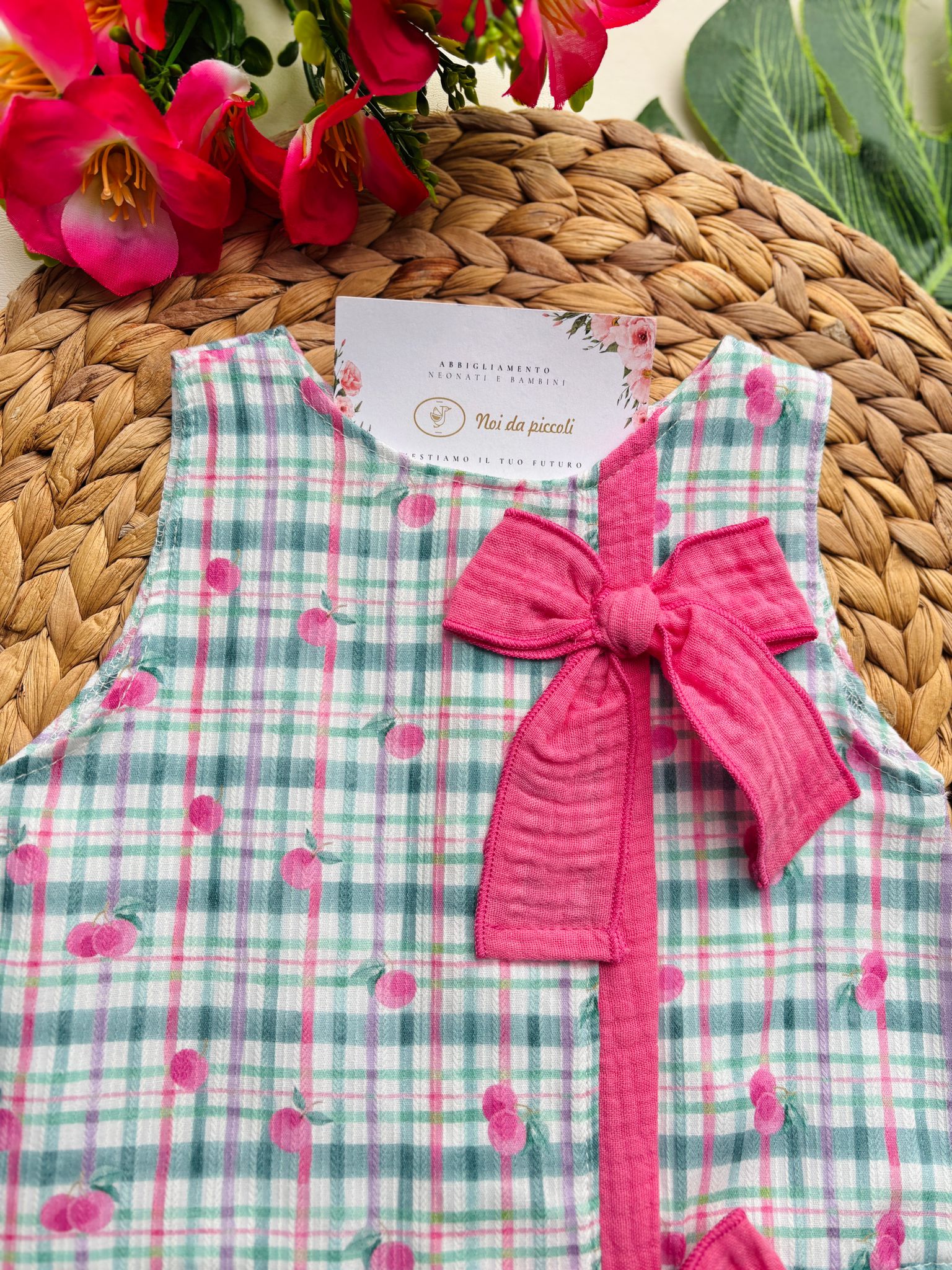 VESTINA IN COTONE E ACRILICO A QUADRONI E DUE FIOCCHETTI FUCSIA - Noi da piccoli