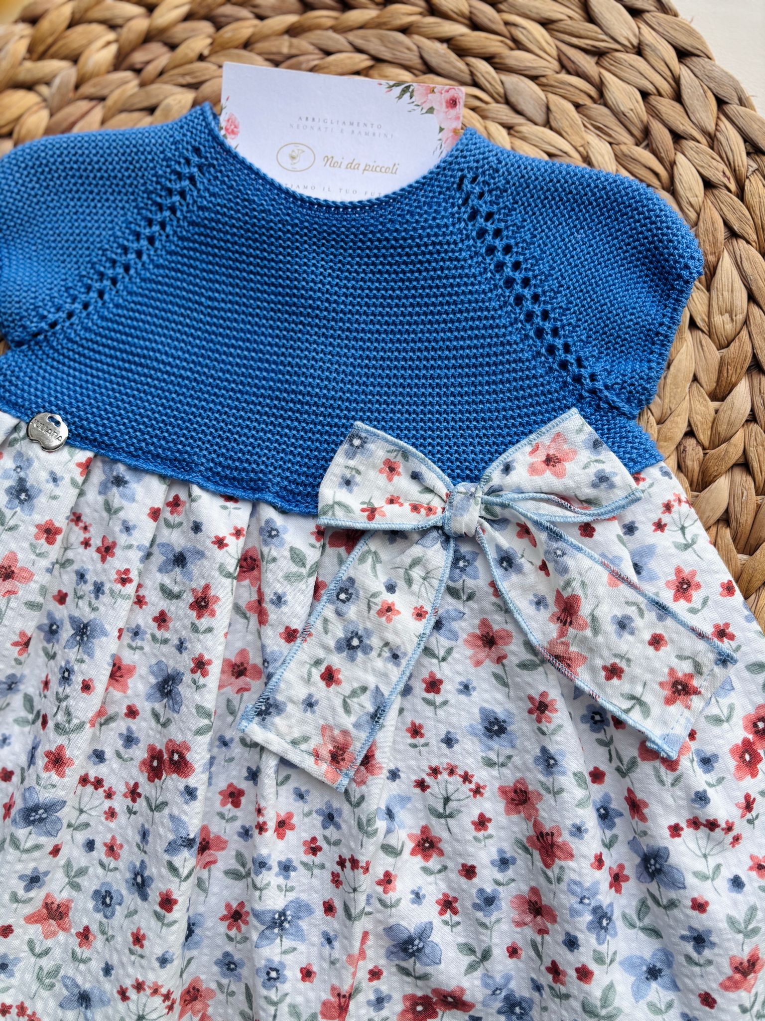 VESTINA IN COTONE E ACRILICO CON FIORELLINI E FIOCCHETTINO AZUL NIZA - Noi da piccoli