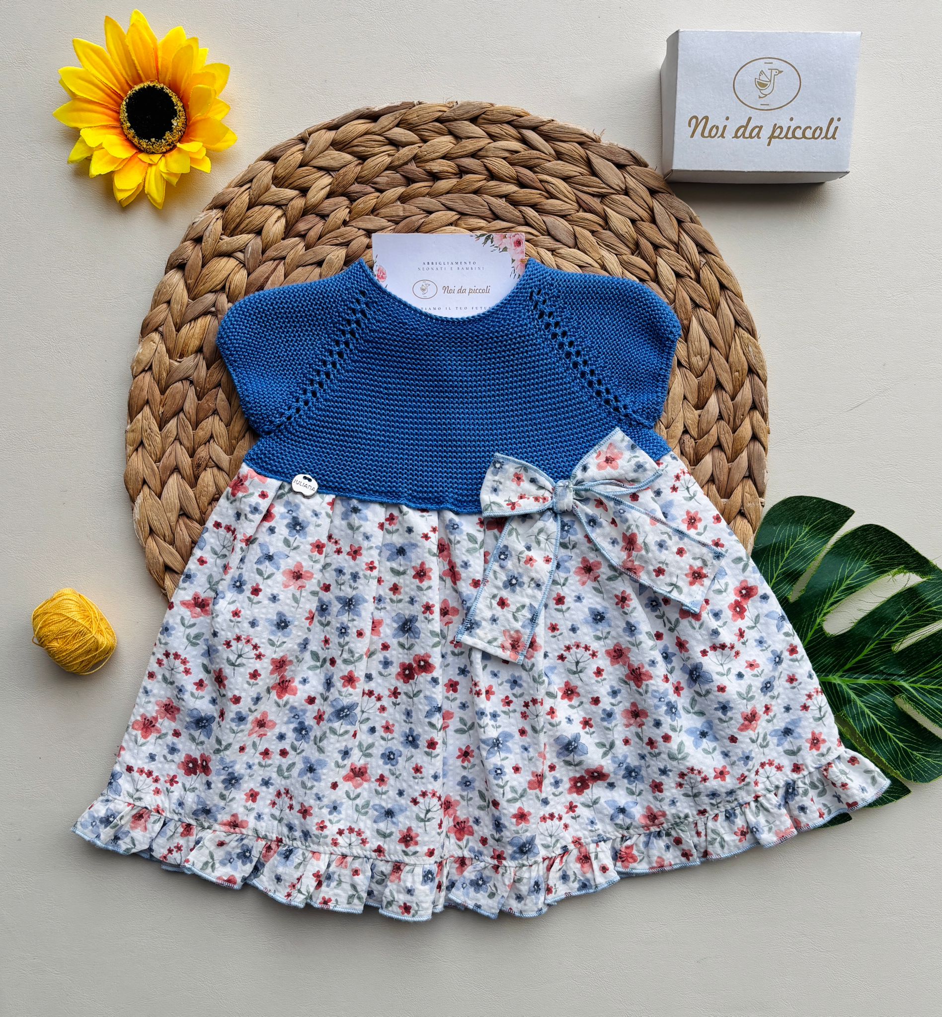 VESTINA IN COTONE E ACRILICO CON FIORELLINI E FIOCCHETTINO AZUL NIZA - Noi da piccoli