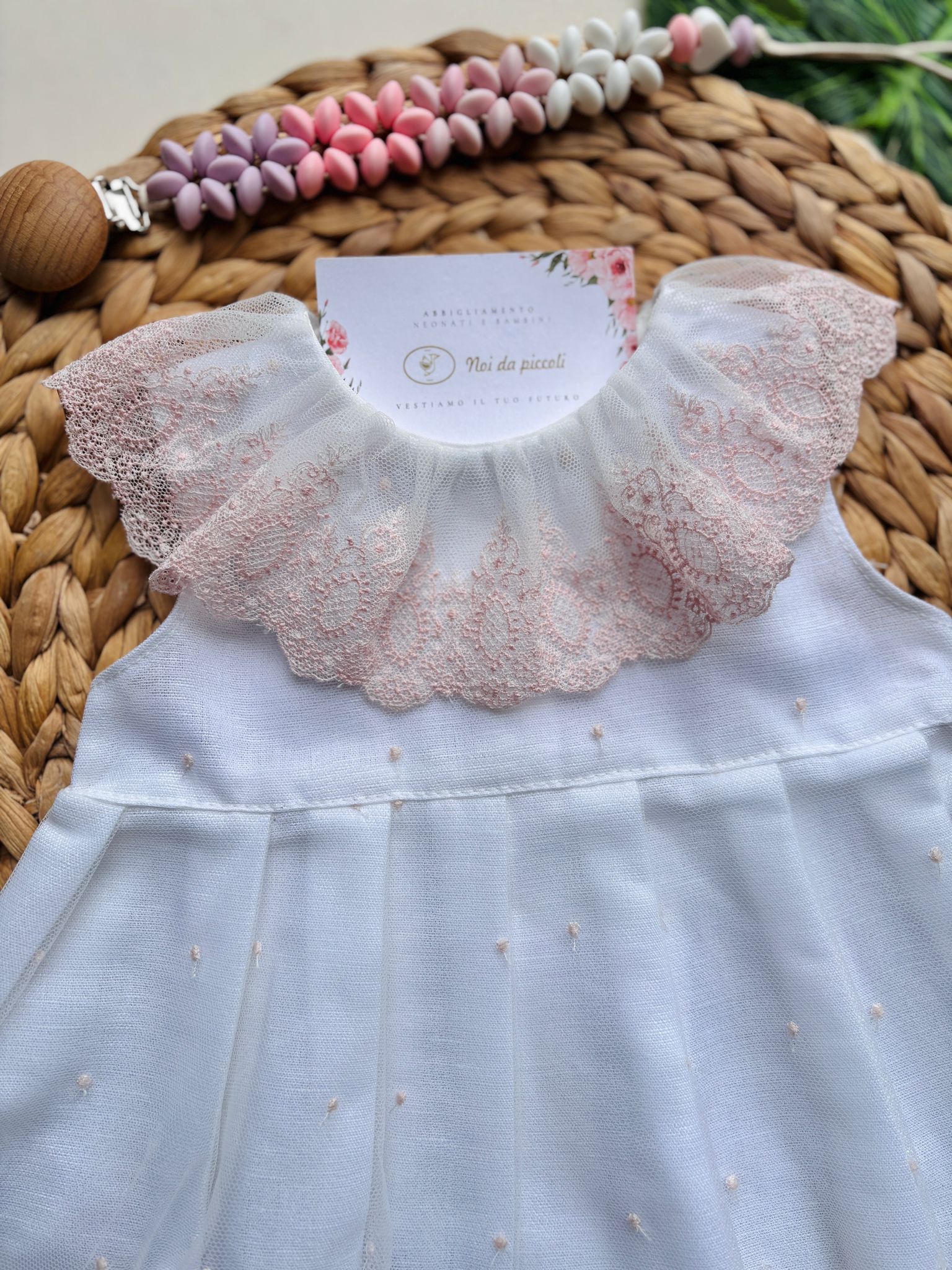 VESTINA IN COTONE E LINO CON COLLETTO RICAMATO E PUNTI NODINI BIANCO ROSA - Noi da piccoli