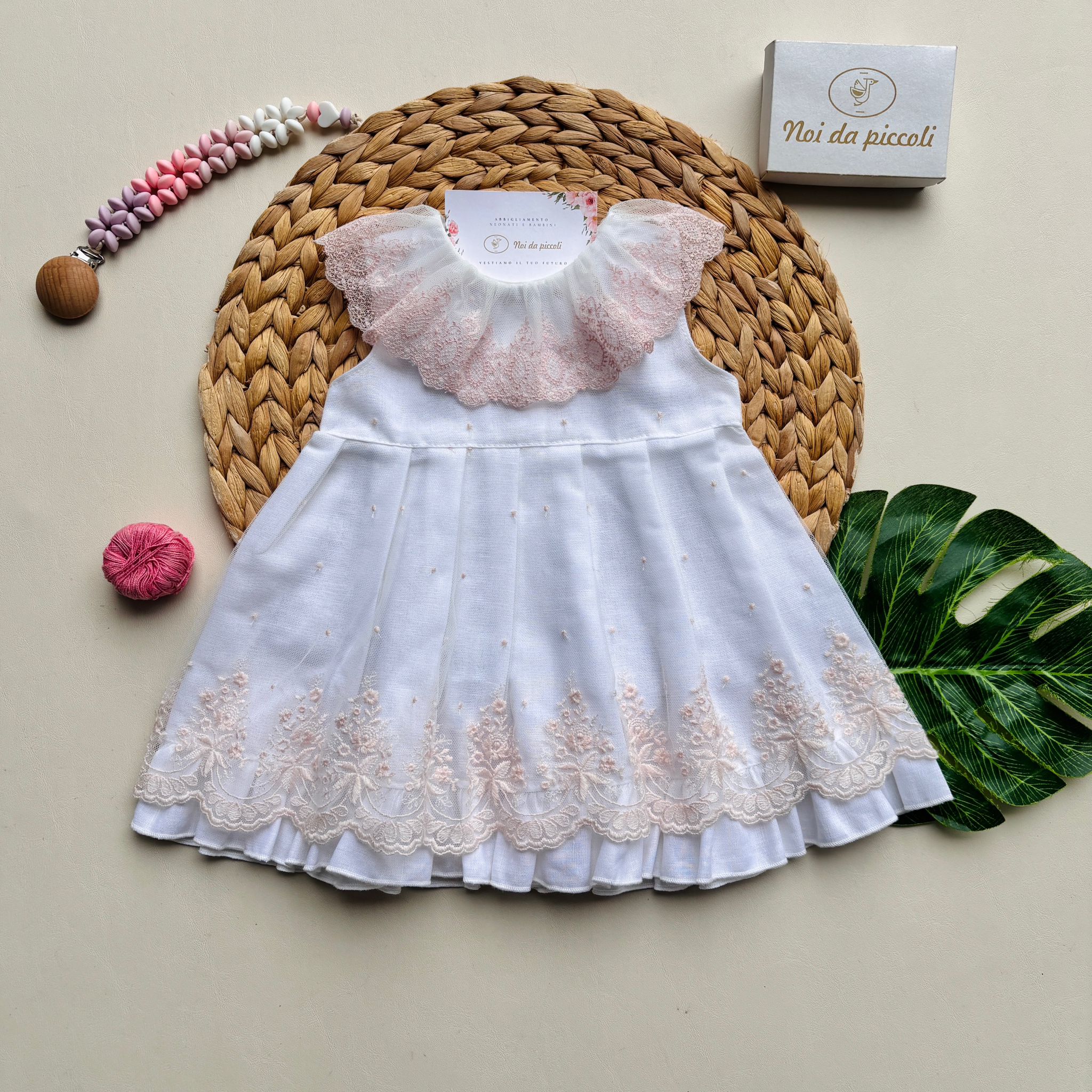 VESTINA IN COTONE E LINO CON COLLETTO RICAMATO E PUNTI NODINI BIANCO ROSA - Noi da piccoli