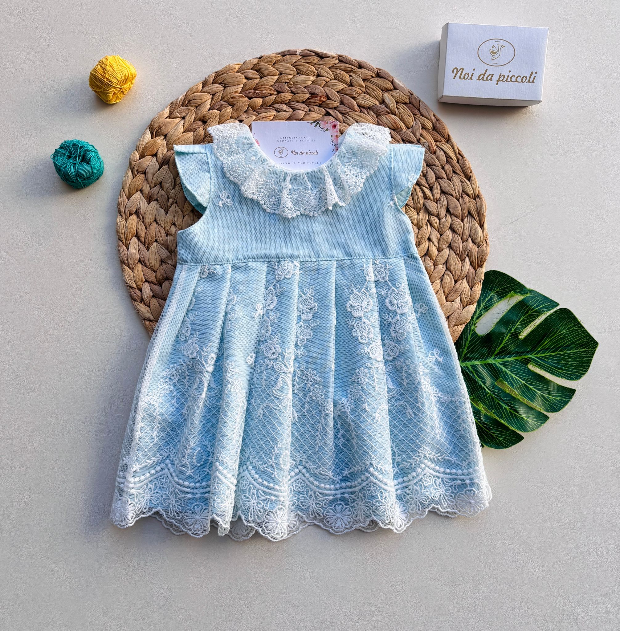 VESTINA IN COTONE E LINO CON COLLETTO RICAMATO ED ELEGANTI DISEGNINI VERDE ACQUA - Noi da piccoli