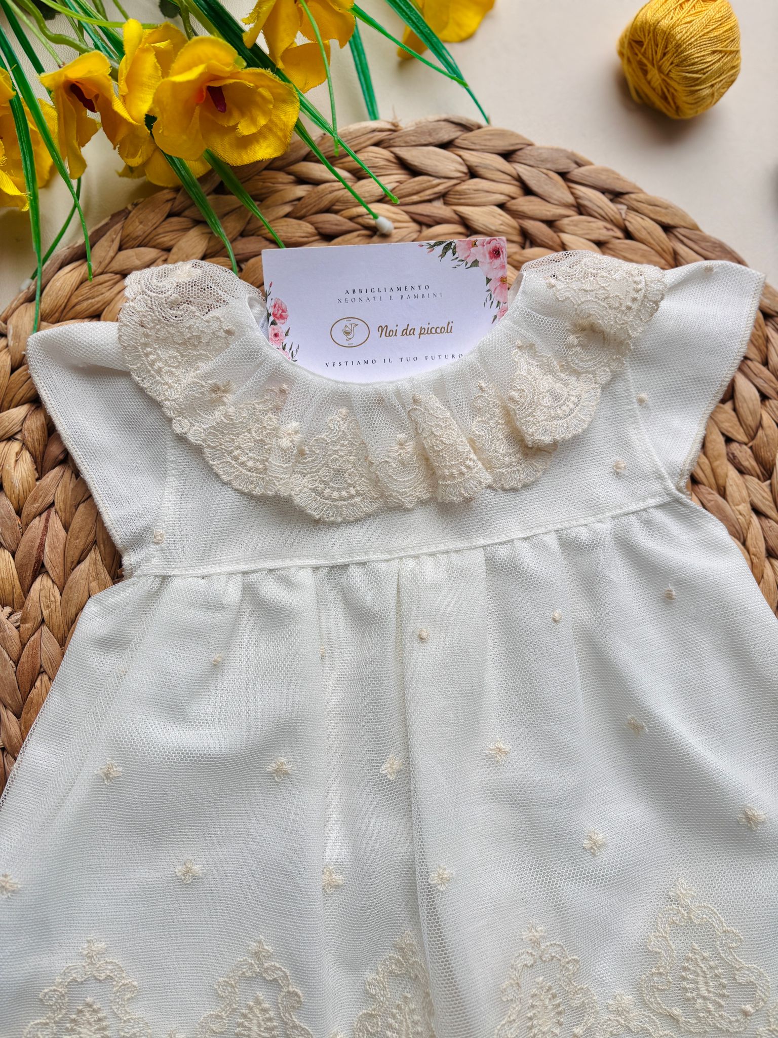 VESTINA IN COTONE E LINO CON PARTICOLARI RICAMI AVORIO E CULOTTINA ABBINATA CRUDO AVORIO - Noi da piccoli