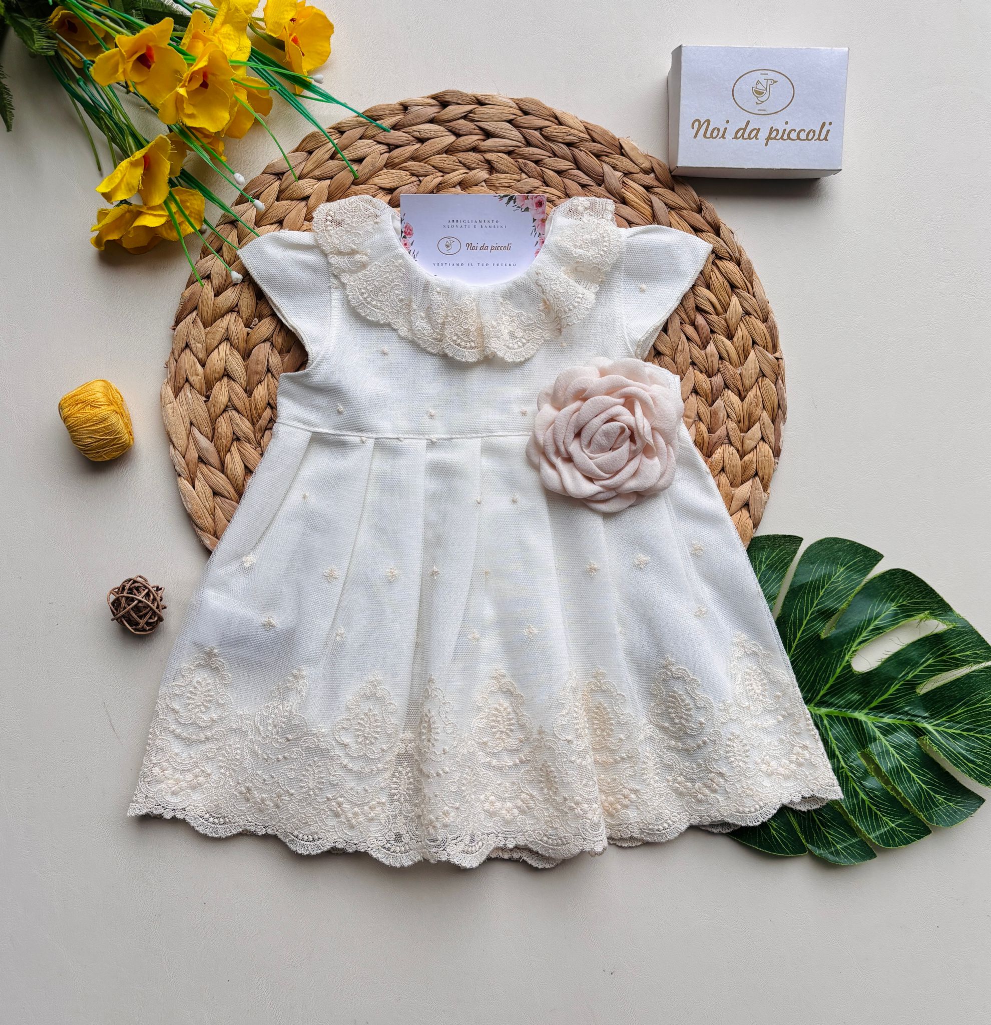 VESTINA IN COTONE E LINO CON PARTICOLARI RICAMI AVORIO E FIORELLINO LATERALE BEIGE CRUDO AVORIO - Noi da piccoli