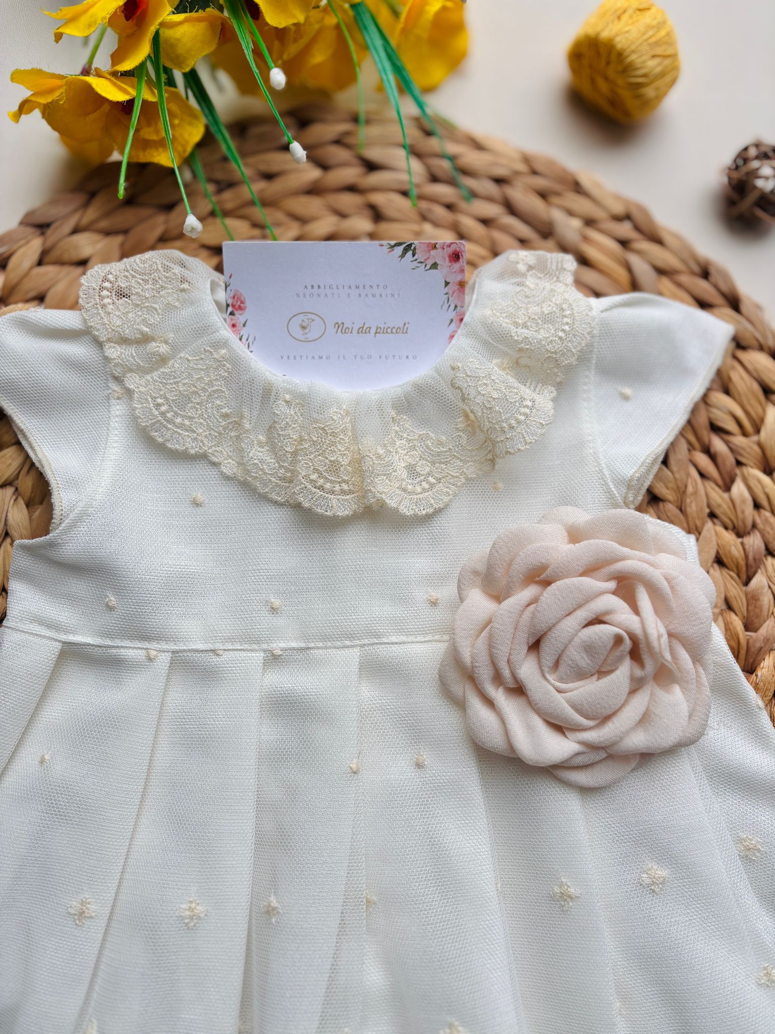 VESTINA IN COTONE E LINO CON PARTICOLARI RICAMI AVORIO E FIORELLINO LATERALE BEIGE CRUDO AVORIO - Noi da piccoli