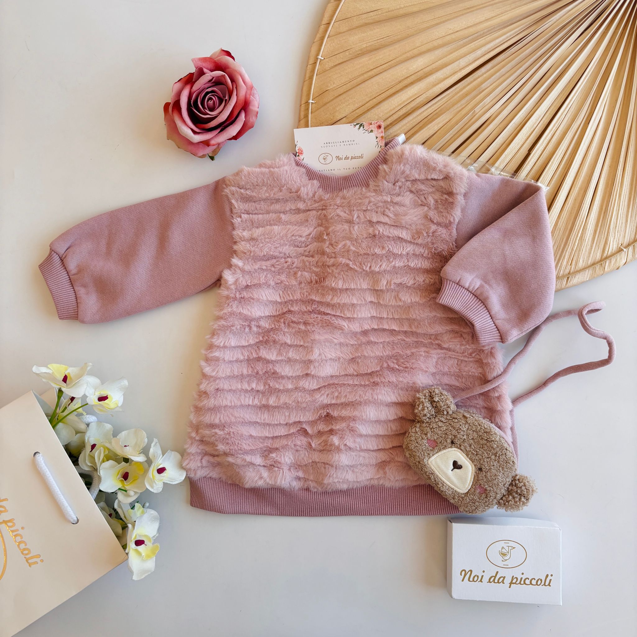 VESTINA IN FILATO CALDO CON PELLICCETTA E ACCESSORIO ABBINATO A FORMA DI ORSETTO ROSA - Noi da piccoli