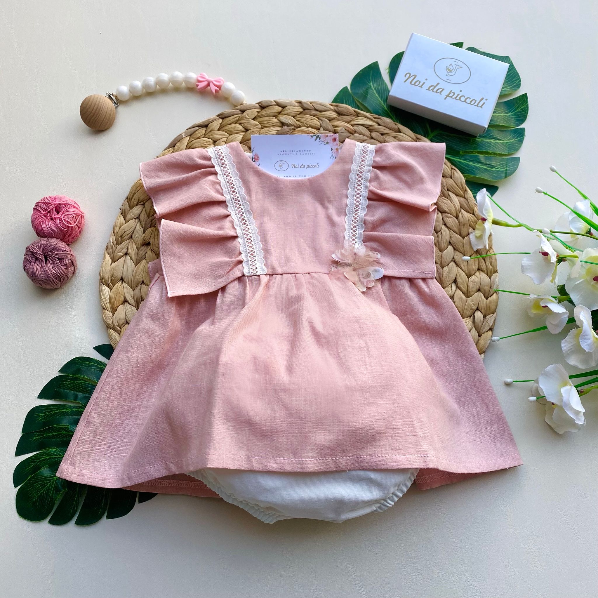 VESTINA ROSA CON RICAMINI BIANCHI E CULOTTINA BIANCA - Noi da piccoli