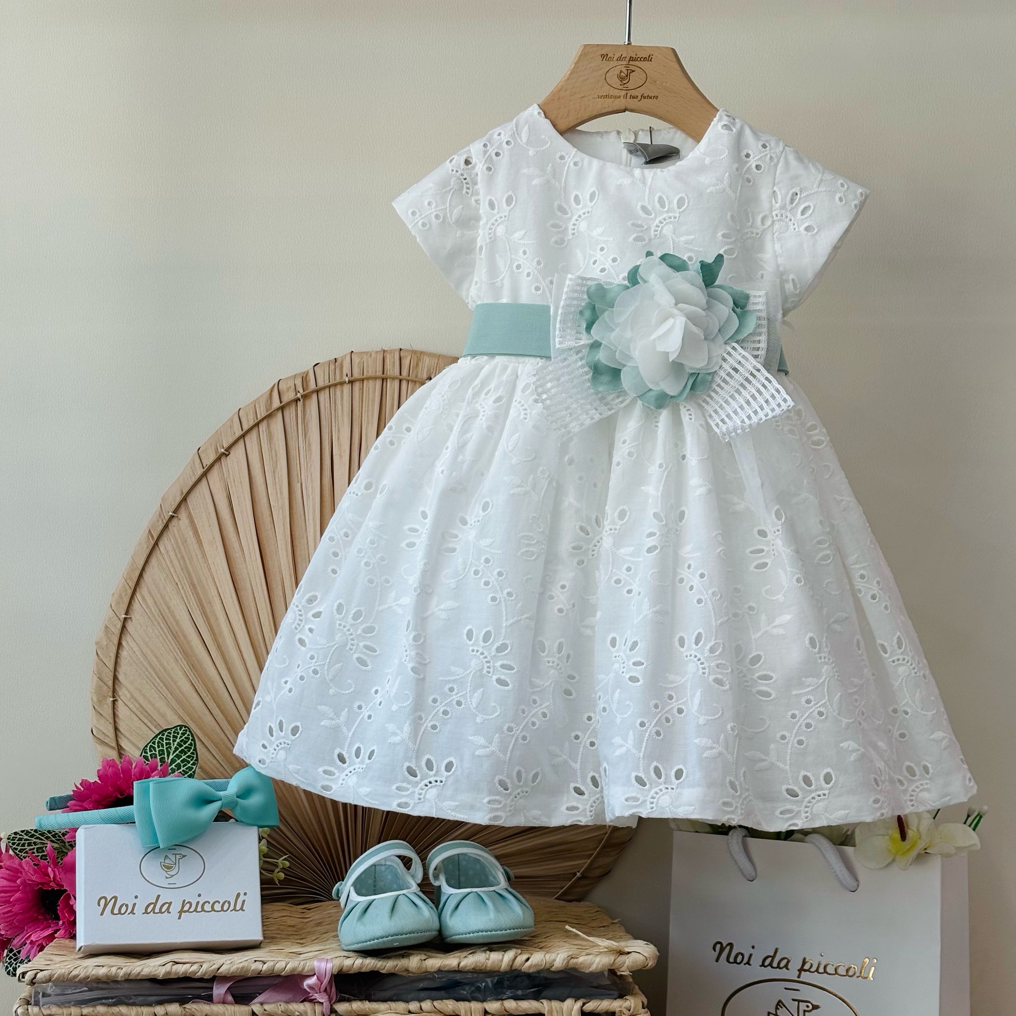 vestito cerimoniale bianco con fiorellini e fascia centrale verde e bianco - Noi da piccoli