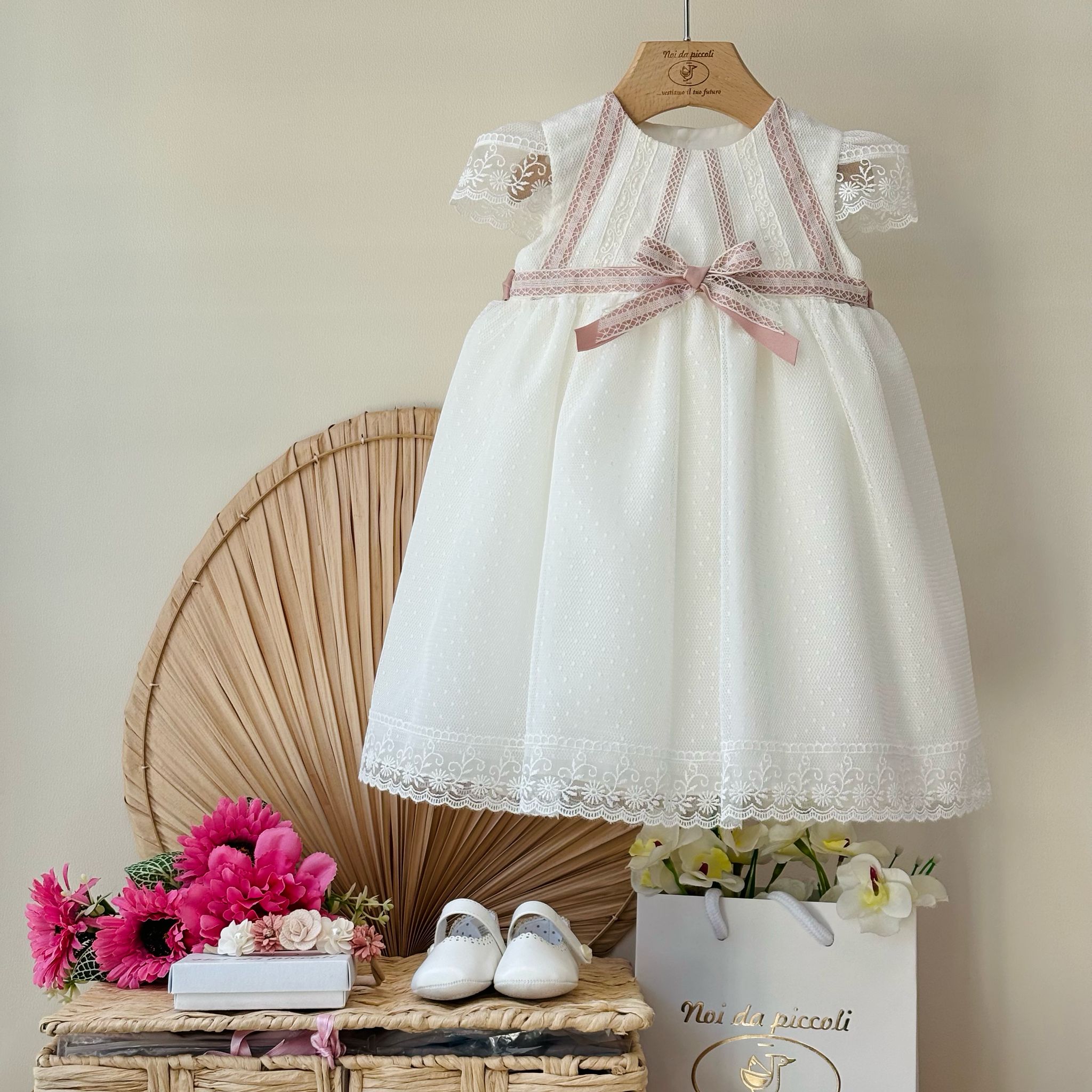 vestito cerimoniale bianco con rifiniture in rosa e fiocchetto centrale rosa - Noi da piccoli