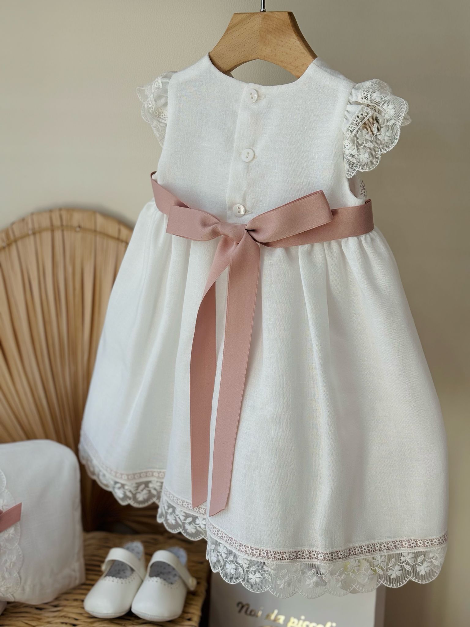 vestito cerimoniale bianco con rifiniture in rosa e fiocchetto centrale rosa - Noi da piccoli