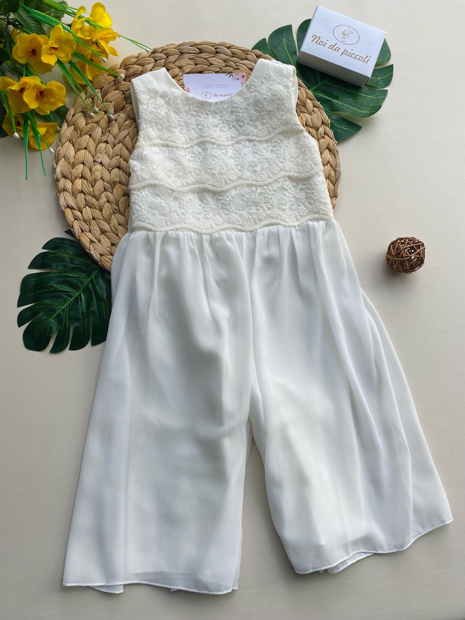 vestito in colorazione crudo con merletti - Noi da piccoli