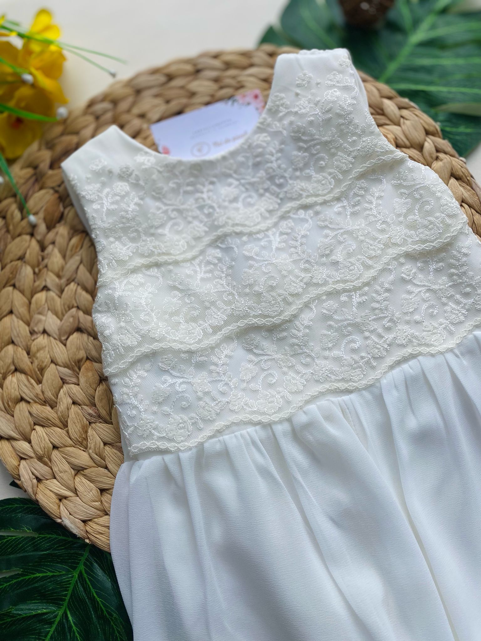 vestito in colorazione crudo con merletti - Noi da piccoli