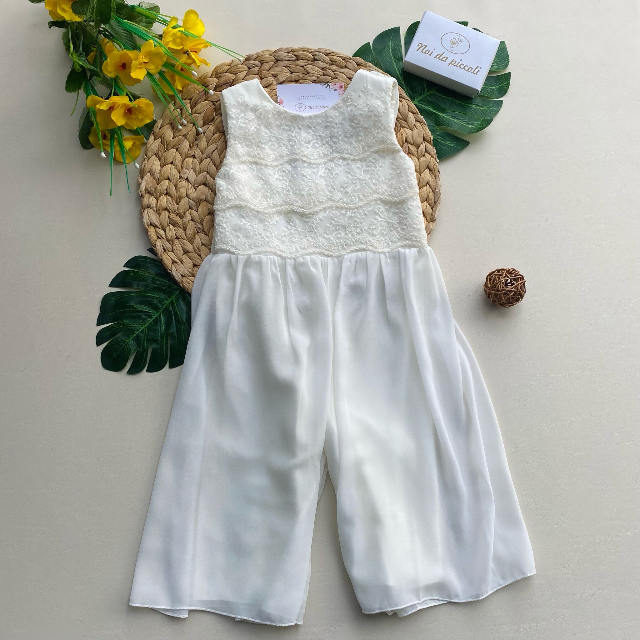 vestito in colorazione crudo con merletti - Noi da piccoli