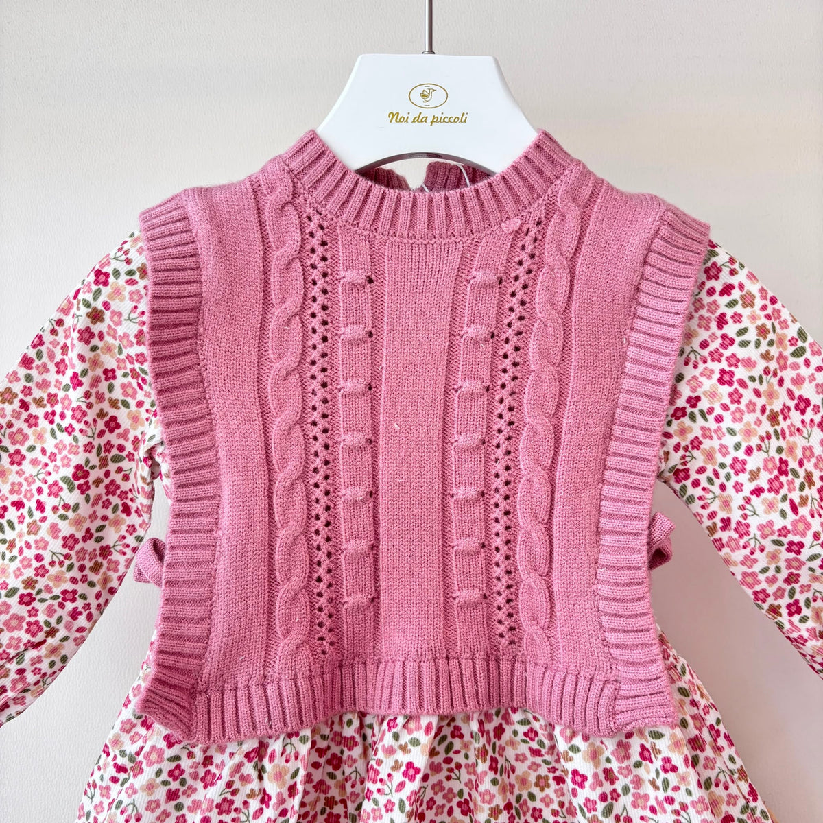 VESTITO IN FILATO CALDO ROSA CON FIORELLINI - Noi da piccoli