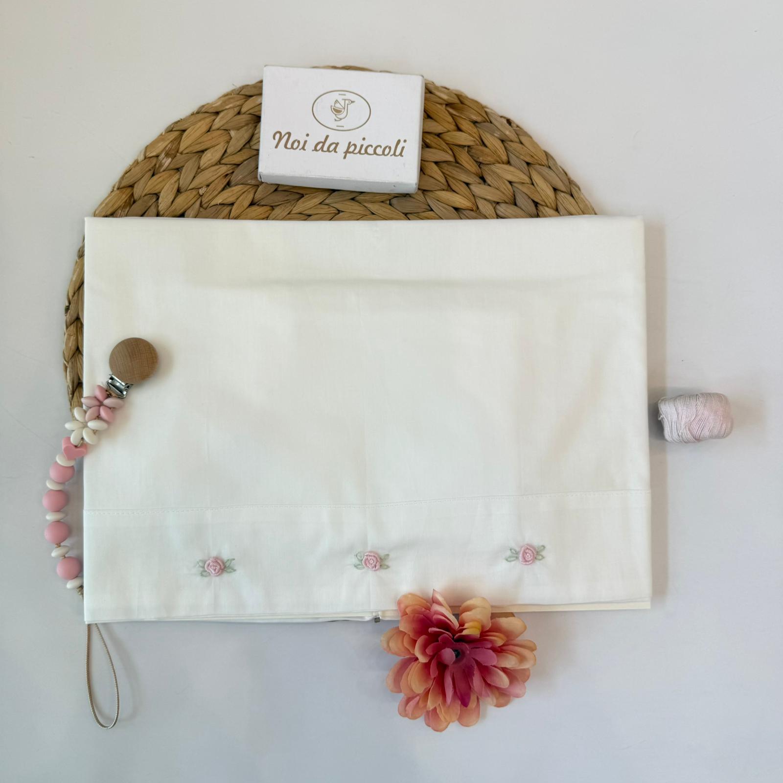 SET LENZUOLA IN COTONE BIANCO CON DELICATE ROSELLINE RICAMATE