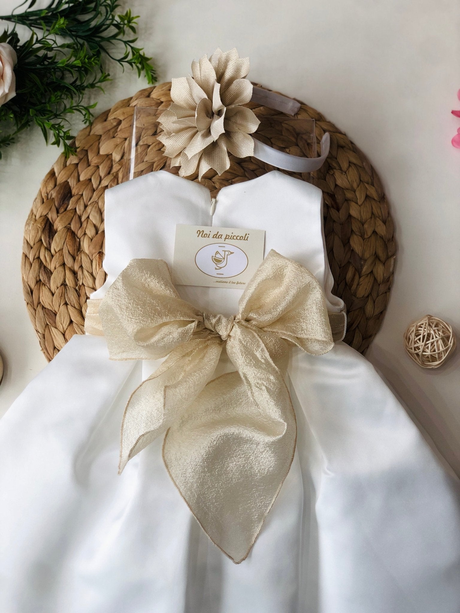 ABITINO BIANCO CON FASCIA FIORE OCRA - Noi da piccoli