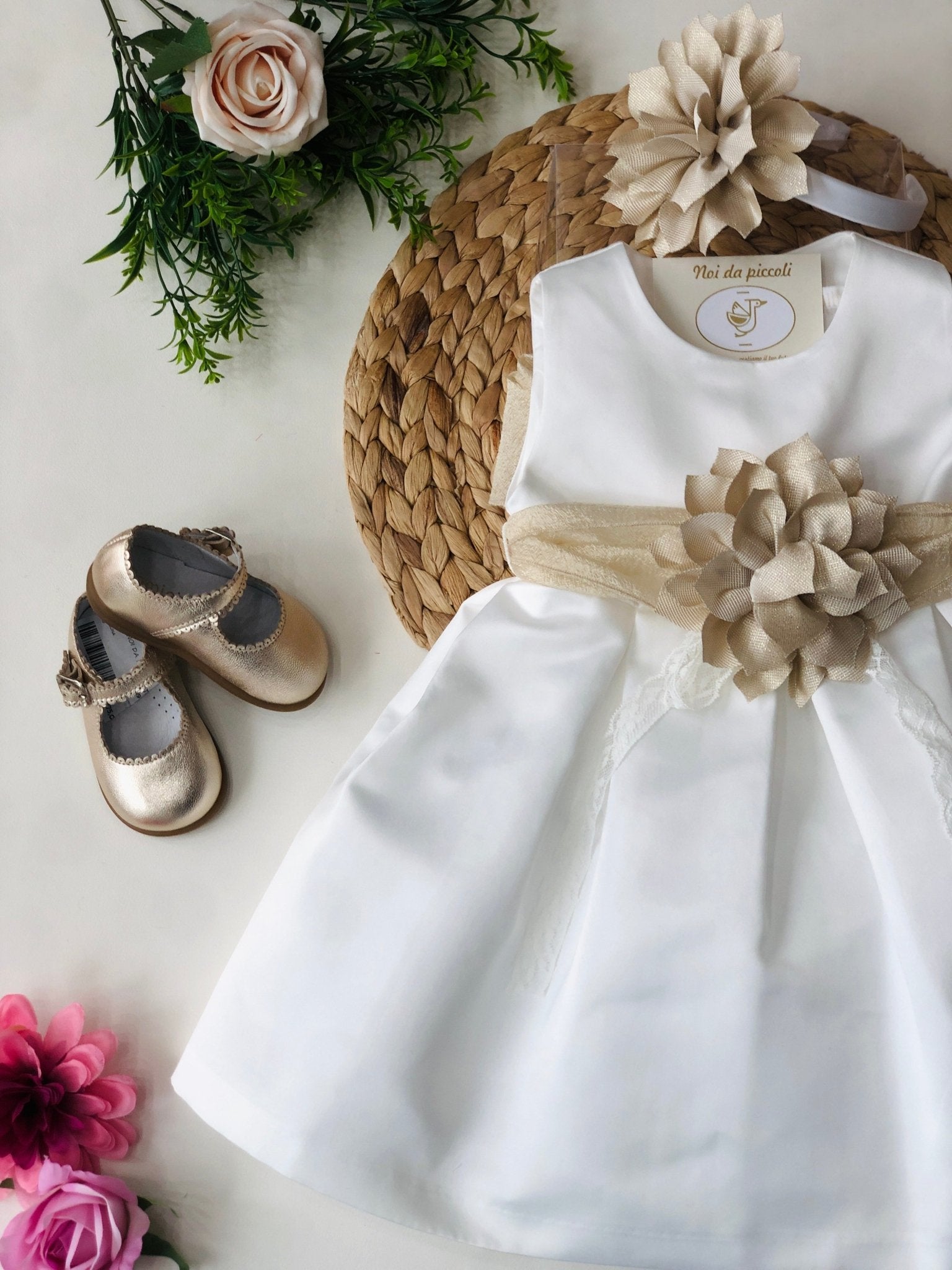 ABITINO BIANCO CON FASCIA FIORE OCRA - Noi da piccoli