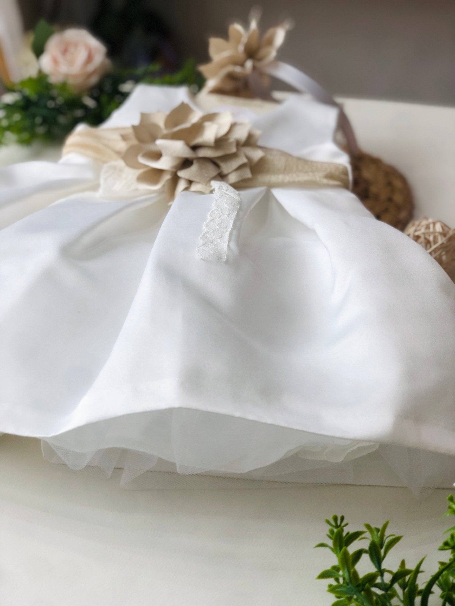 ABITINO BIANCO CON FASCIA FIORE OCRA - Noi da piccoli