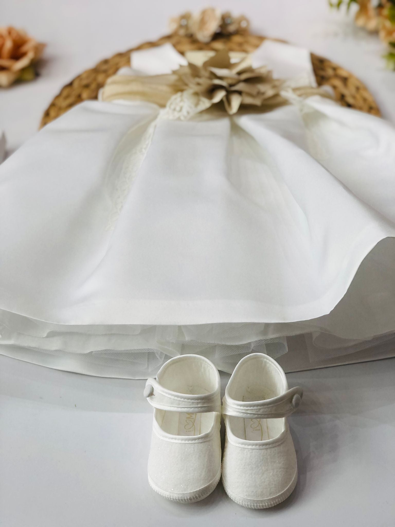 ABITINO BIANCO CON FASCIA FIORE OCRA - Noi da piccoli