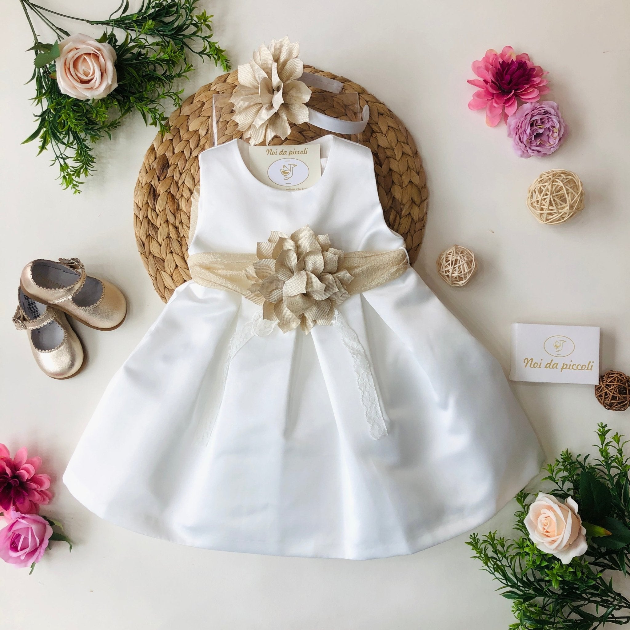 ABITINO BIANCO CON FASCIA FIORE OCRA - Noi da piccoli