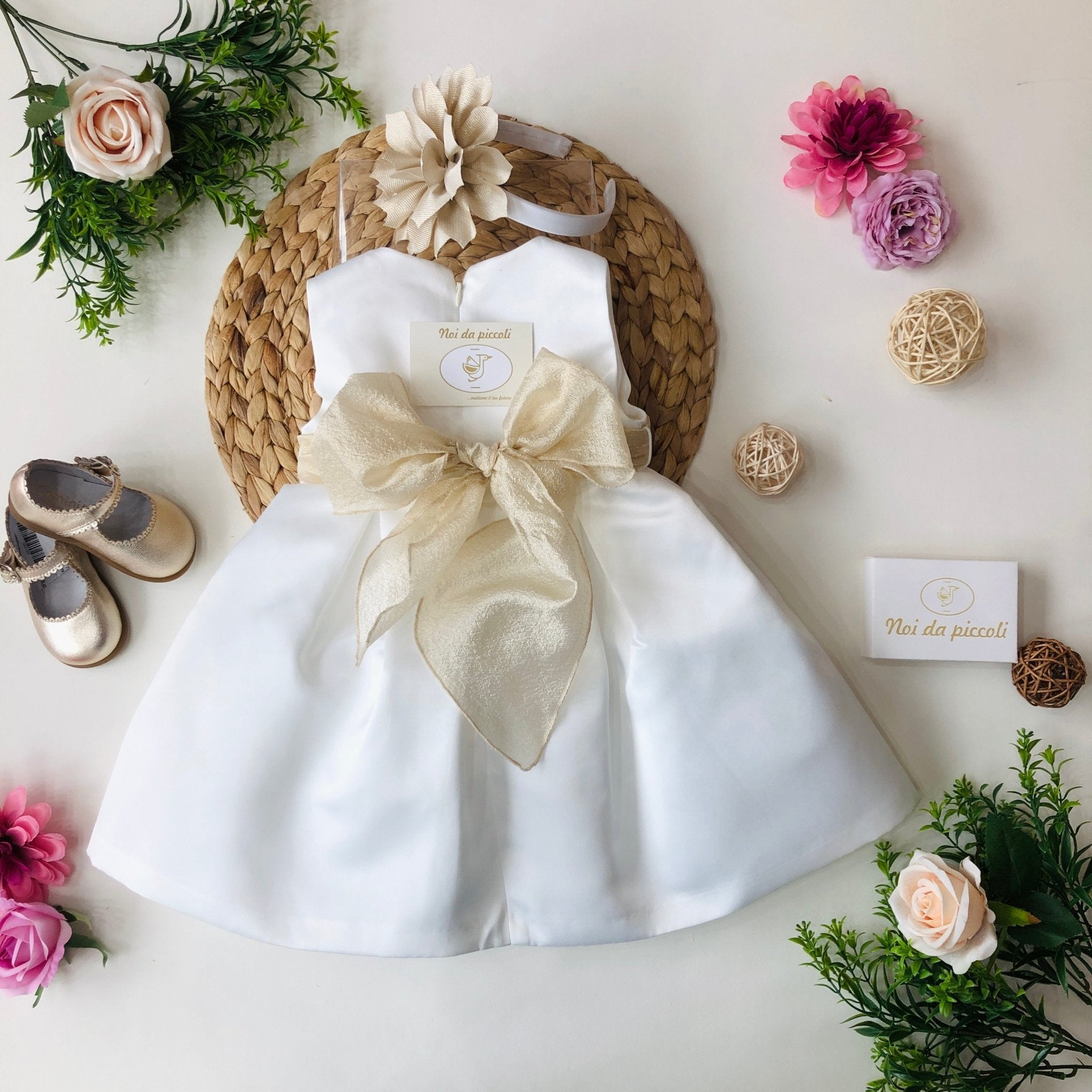 ABITINO BIANCO CON FASCIA FIORE OCRA - Noi da piccoli