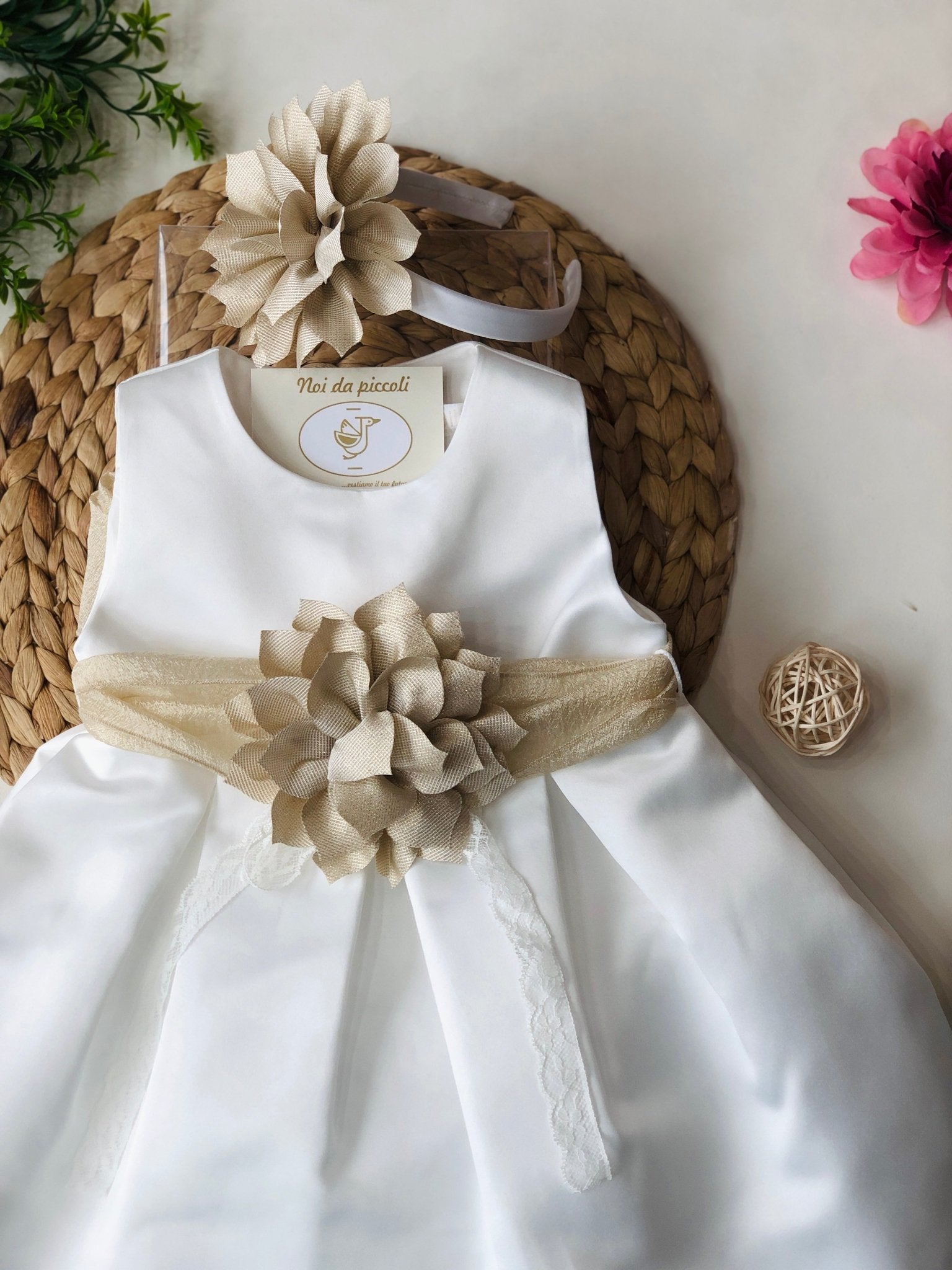 ABITINO BIANCO CON FASCIA FIORE OCRA - Noi da piccoli