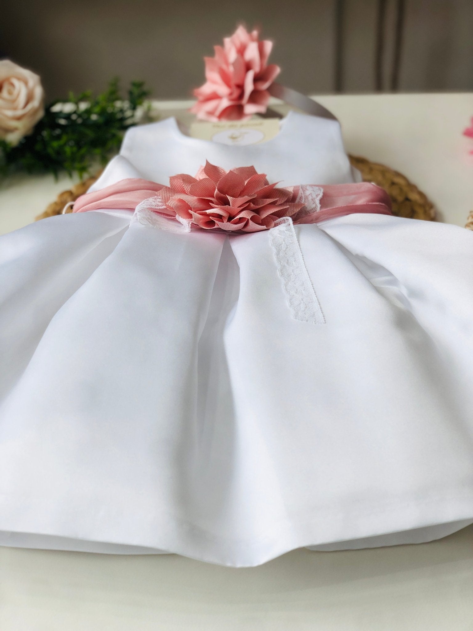 ABITINO BIANCO CON FASCIA FIORE ROSA ANTICO - Noi da piccoli