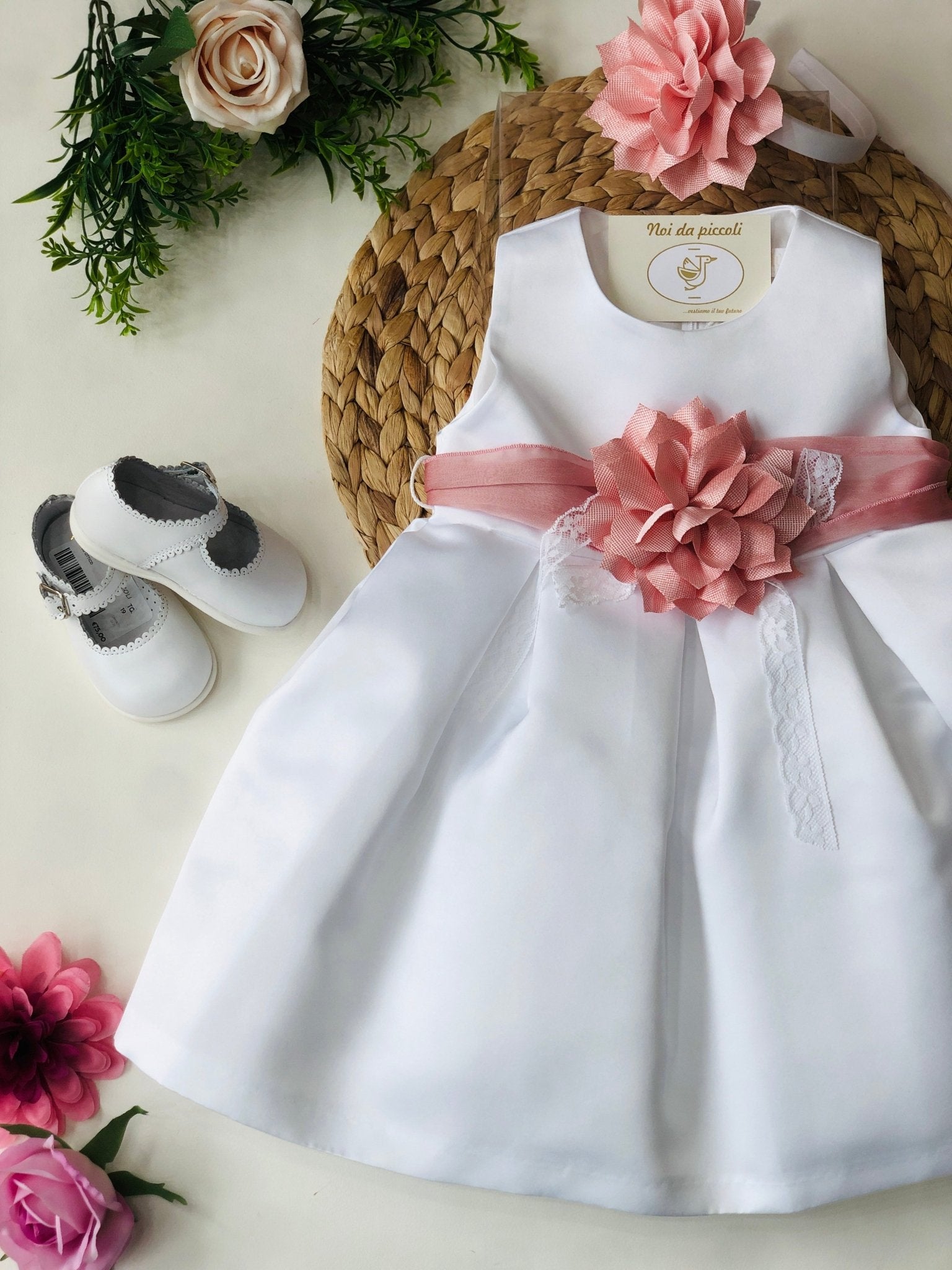 ABITINO BIANCO CON FASCIA FIORE ROSA ANTICO - Noi da piccoli