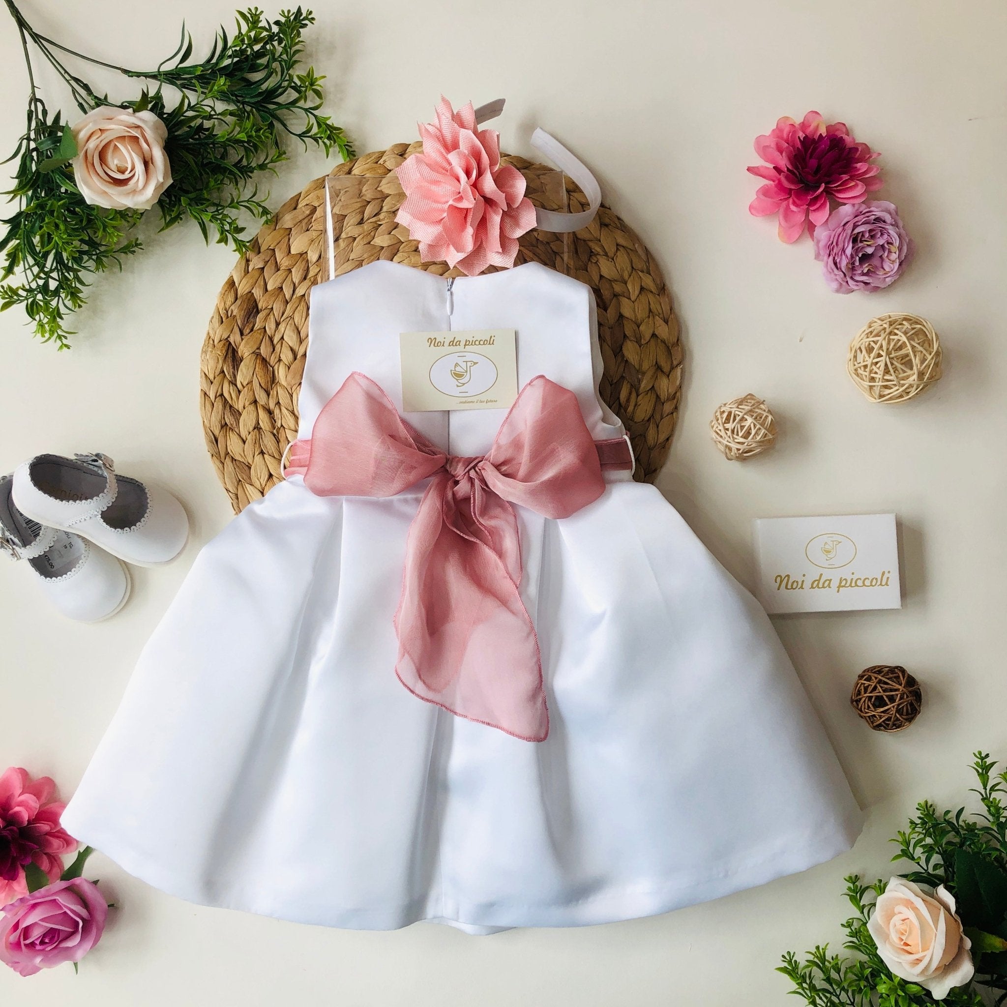 ABITINO BIANCO CON FASCIA FIORE ROSA ANTICO - Noi da piccoli