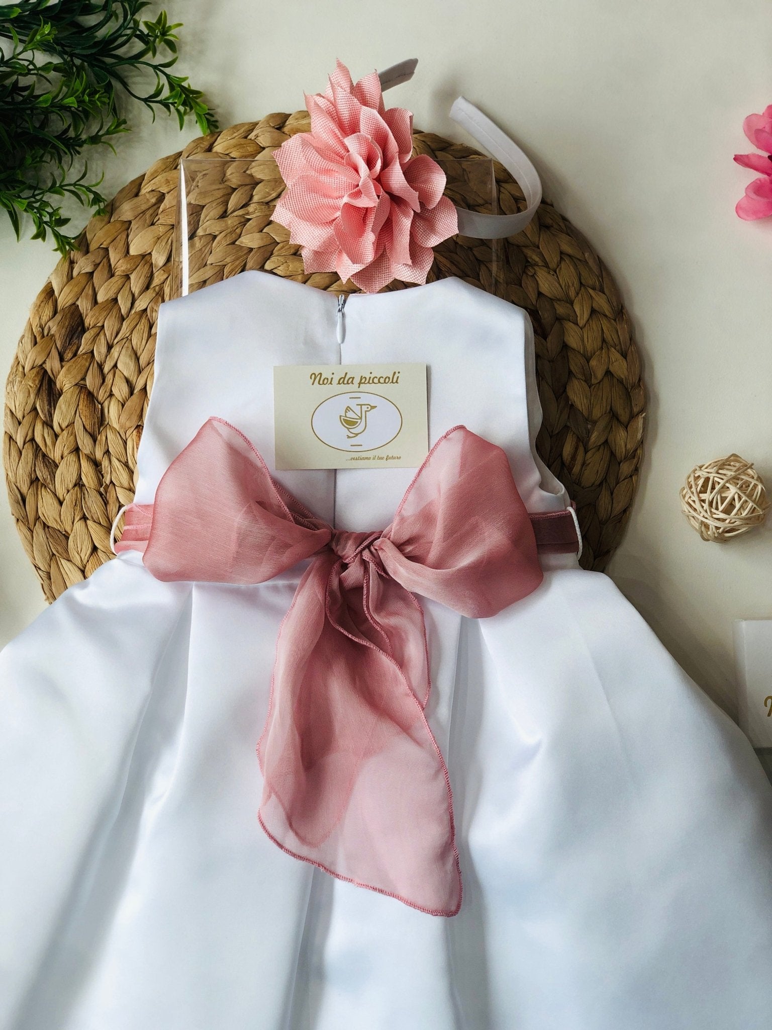 ABITINO BIANCO CON FASCIA FIORE ROSA ANTICO - Noi da piccoli