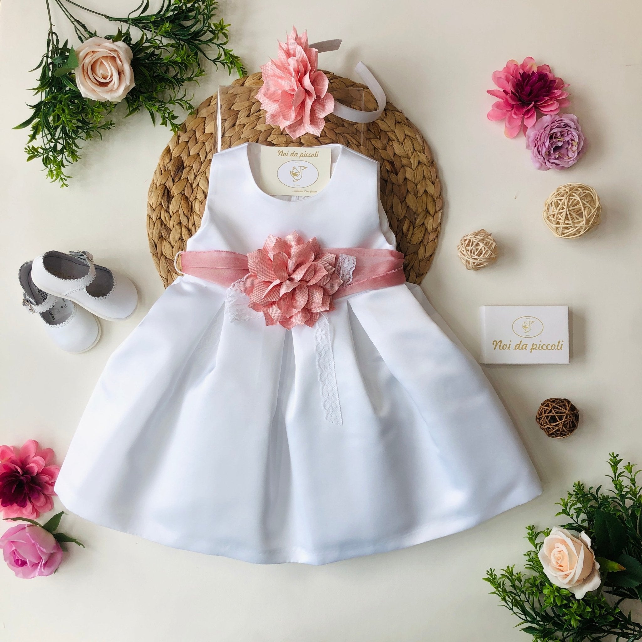 ABITINO BIANCO CON FASCIA FIORE ROSA ANTICO - Noi da piccoli