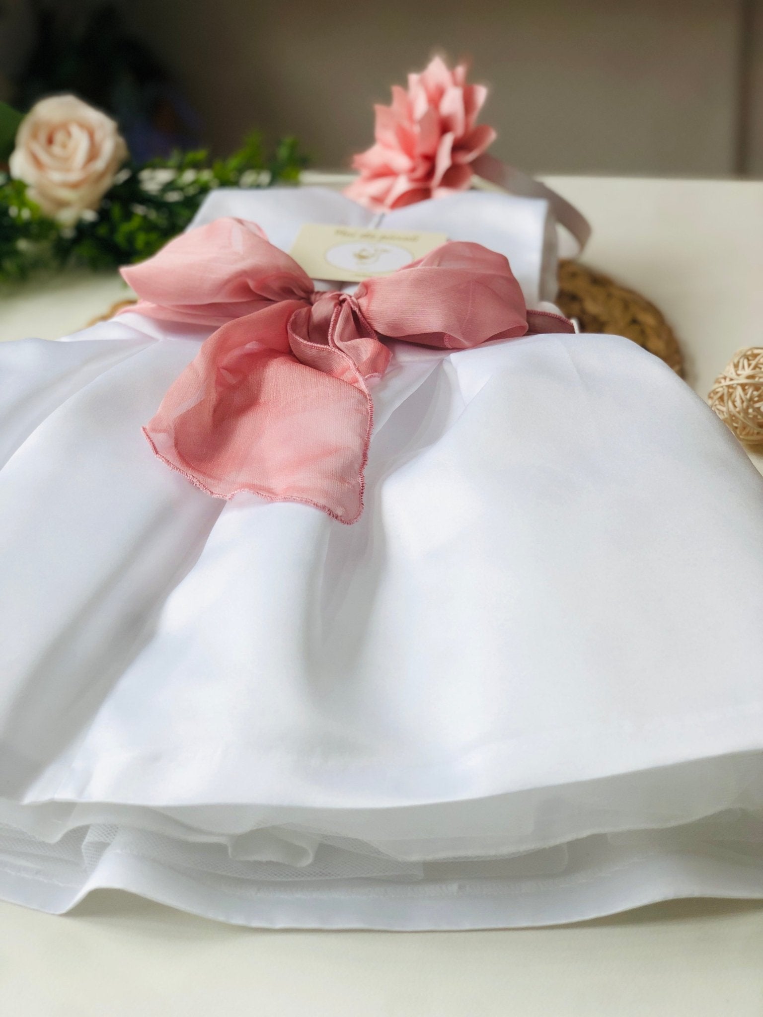 ABITINO BIANCO CON FASCIA FIORE ROSA ANTICO - Noi da piccoli