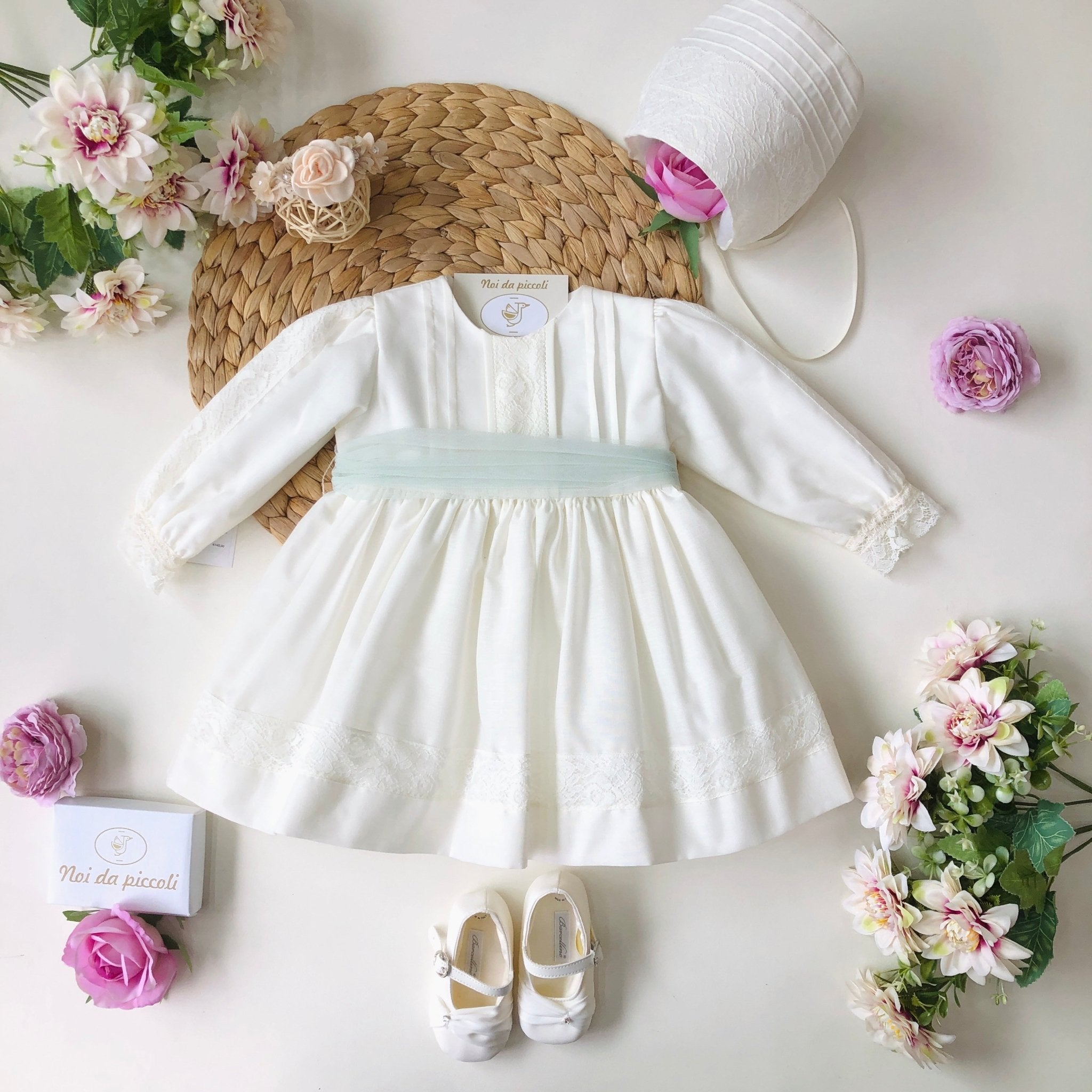 ABITINO CERIMONIALE AVORIO CON FASCIA SALVIA ARTEMISIA ha - Noi da piccoli