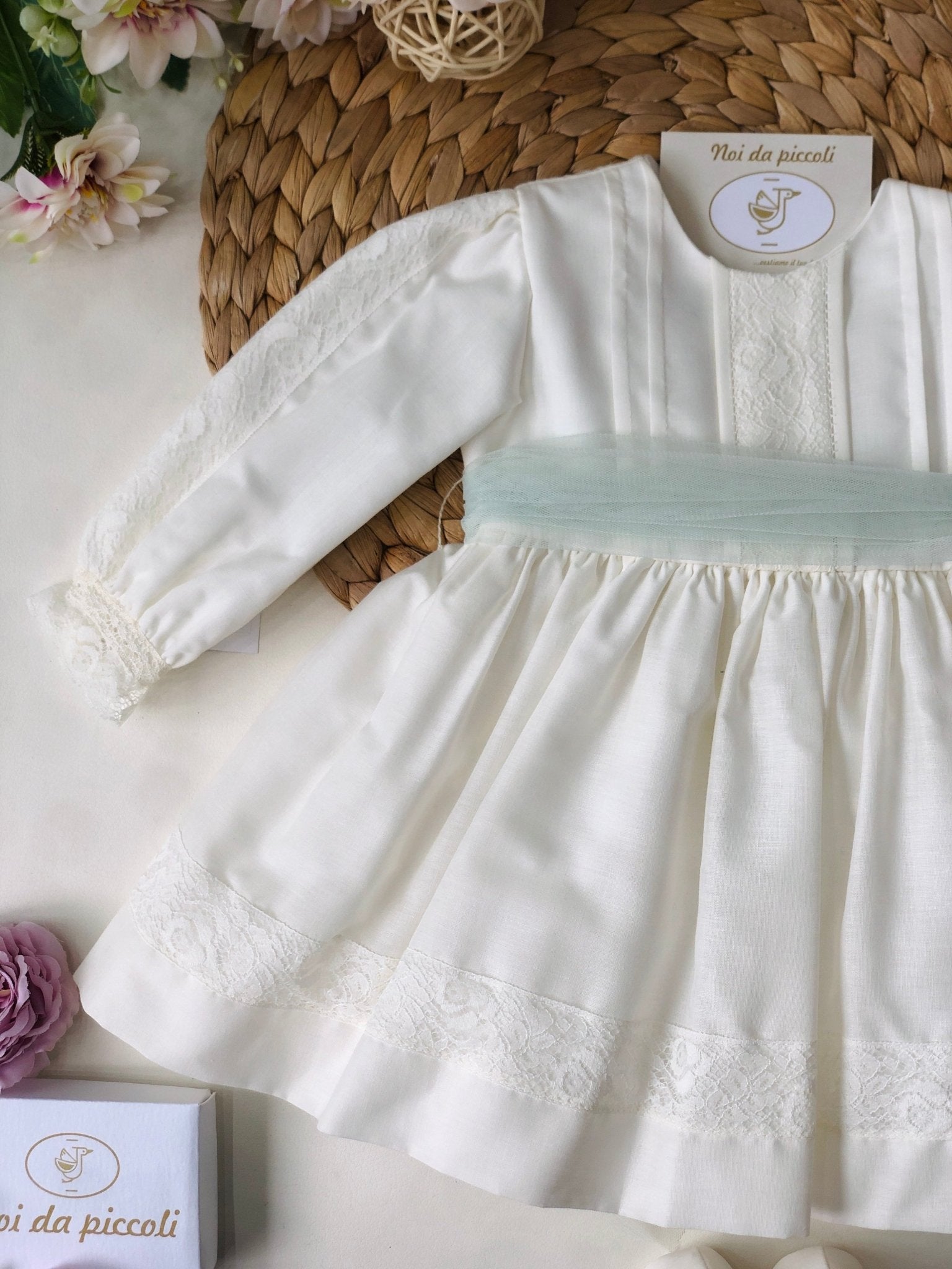 ABITINO CERIMONIALE AVORIO CON FASCIA SALVIA ARTEMISIA ha - Noi da piccoli