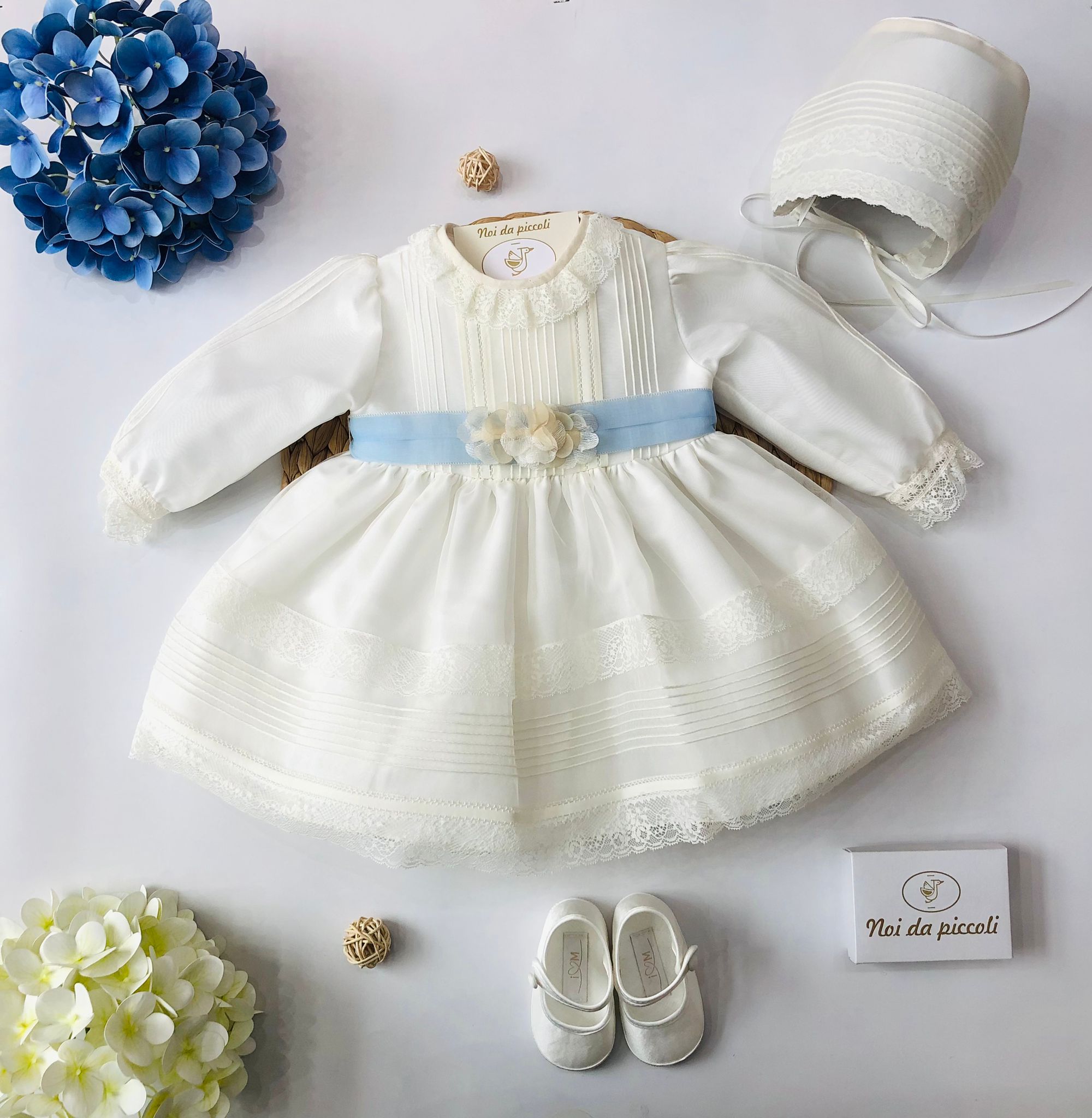 ABITINO CERIMONIALE AVORIO E FASCIA AZZURRO POLVERE - Noi da piccoli