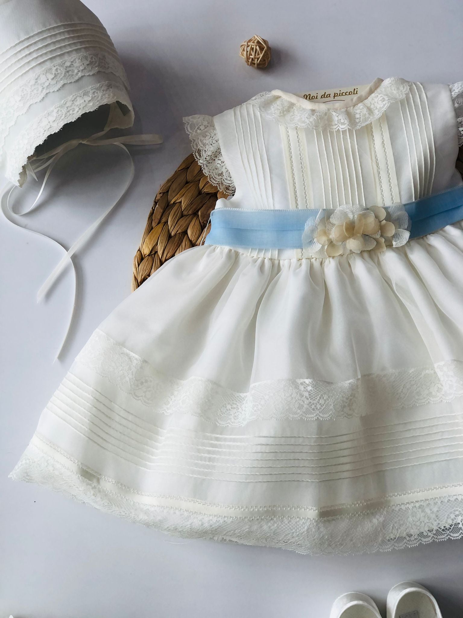 ABITINO CERIMONIALE AVORIO GIRO MANICA E FASCIA AZZURRO POLVERE - Noi da piccoli