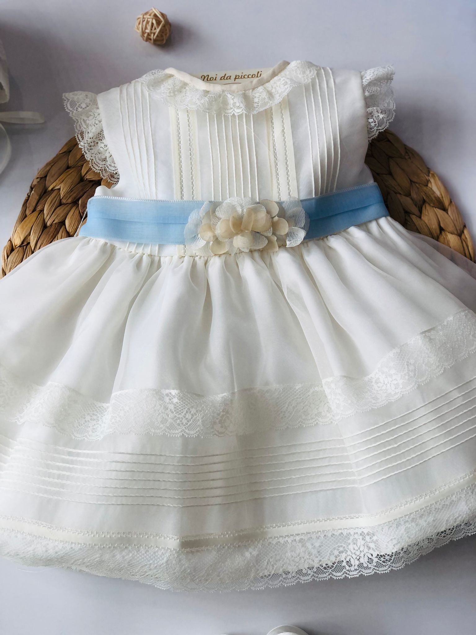 ABITINO CERIMONIALE AVORIO GIRO MANICA E FASCIA AZZURRO POLVERE - Noi da piccoli