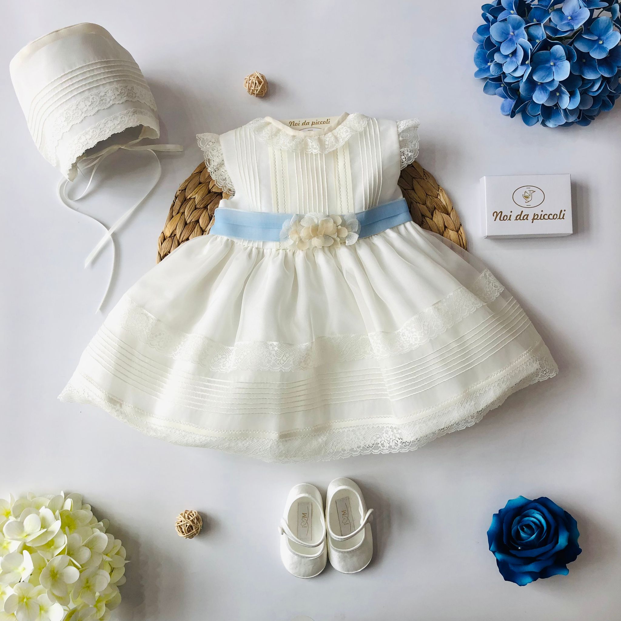 ABITINO CERIMONIALE AVORIO GIRO MANICA E FASCIA AZZURRO POLVERE - Noi da piccoli