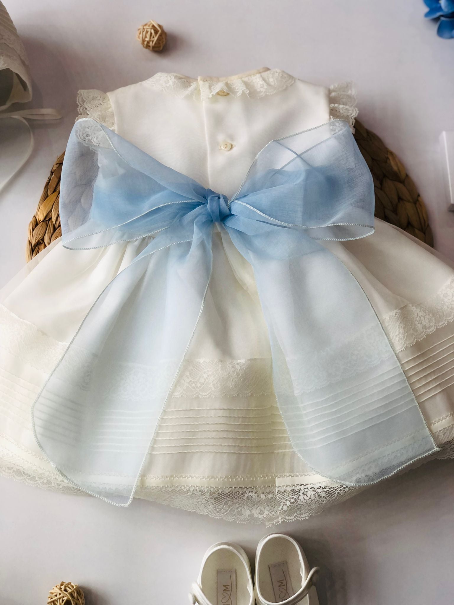 ABITINO CERIMONIALE AVORIO GIRO MANICA E FASCIA AZZURRO POLVERE - Noi da piccoli