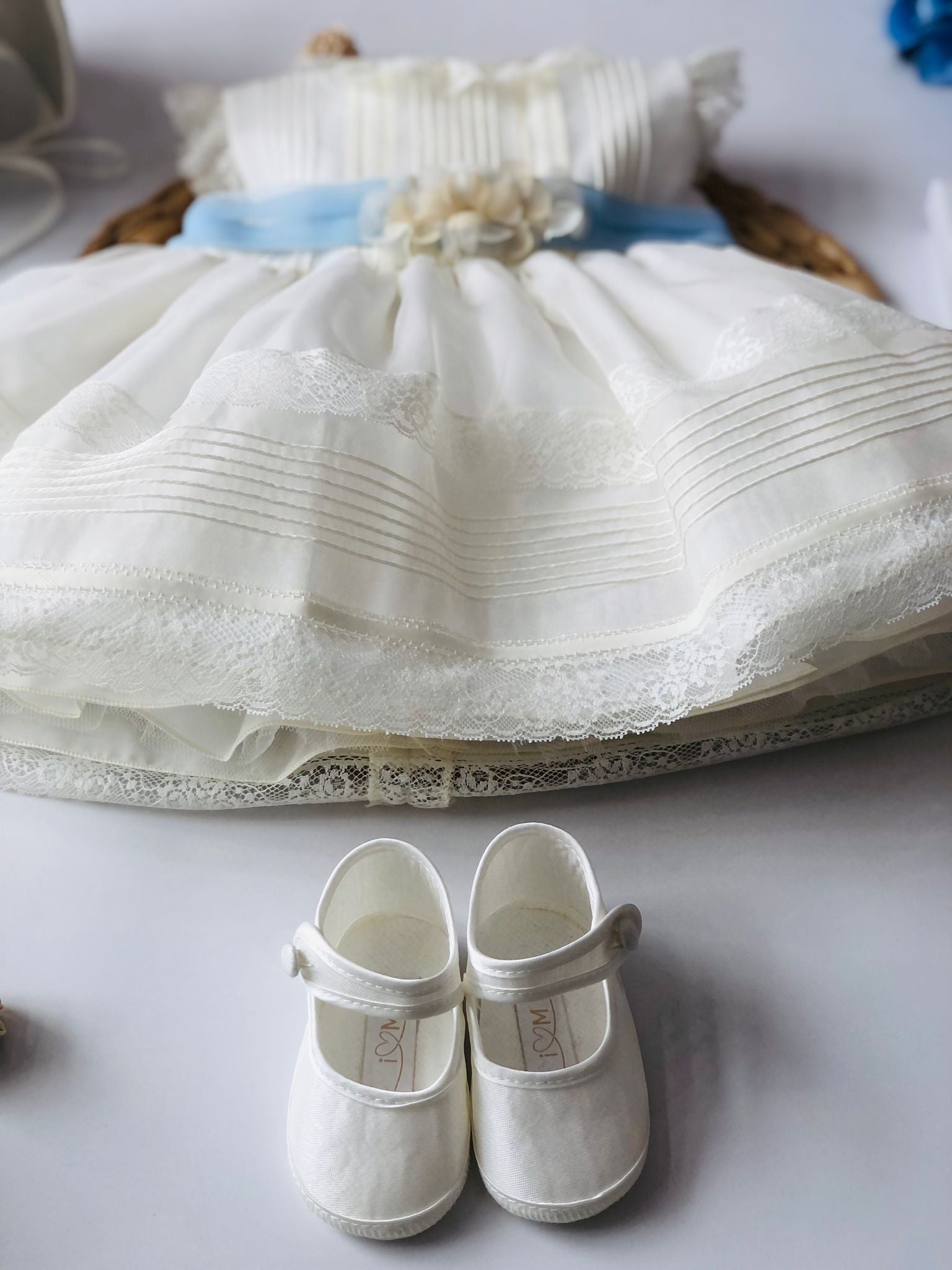 ABITINO CERIMONIALE AVORIO GIRO MANICA E FASCIA AZZURRO POLVERE - Noi da piccoli